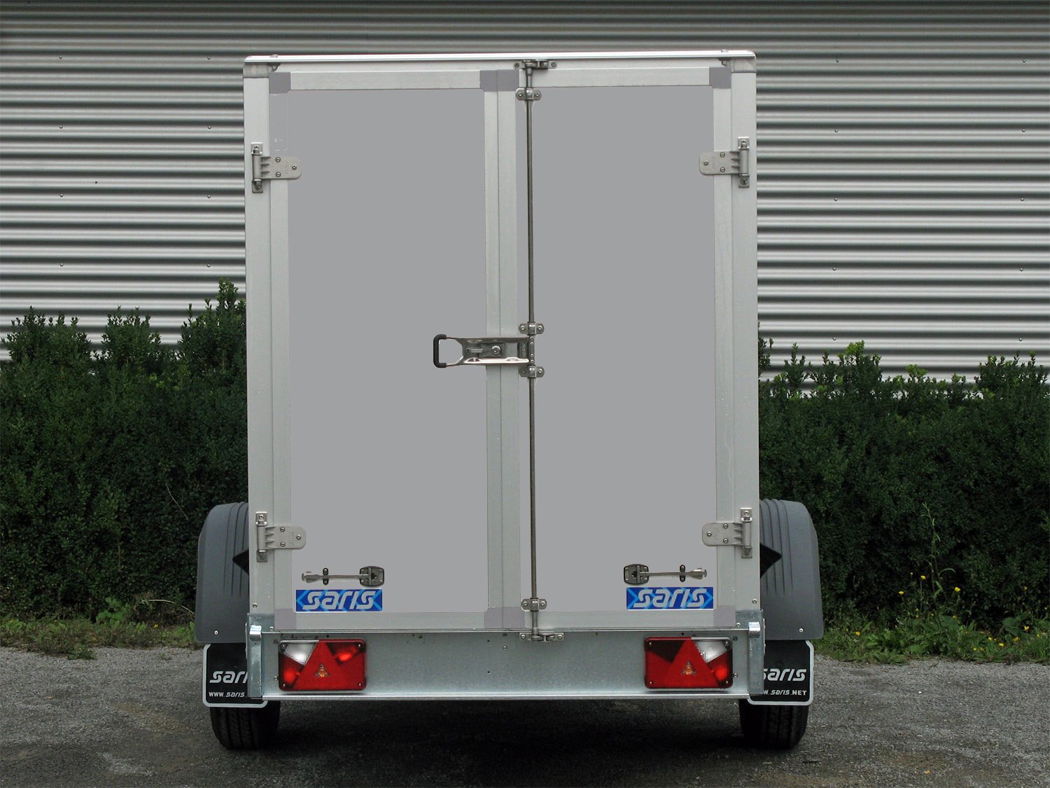Saris Kofferanhänger GO 256 134 150 1350 1 – 2 Airlineschienen im Boden – Ladefläche 256 × 134 cm – 1350 kg – Einachser – Ansicht 4