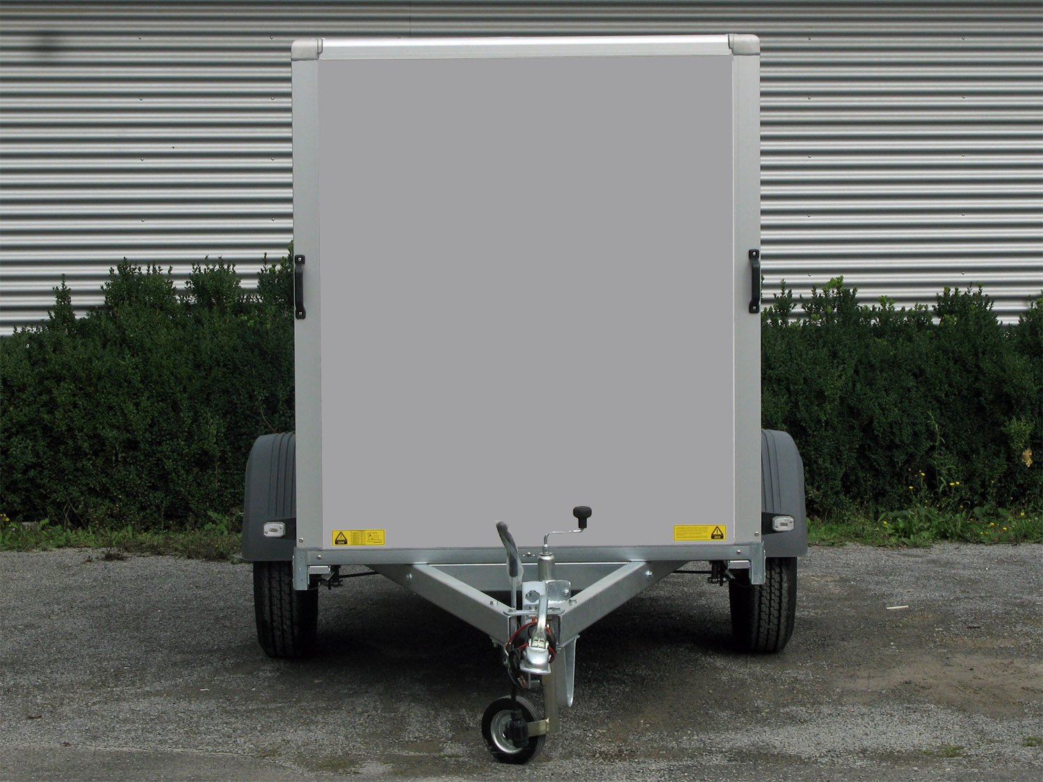Saris Kofferanhänger GO 256 134 150 1350 1 – 2 Airlineschienen im Boden – Ladefläche 256 × 134 cm – 1350 kg – Einachser – Ansicht 5