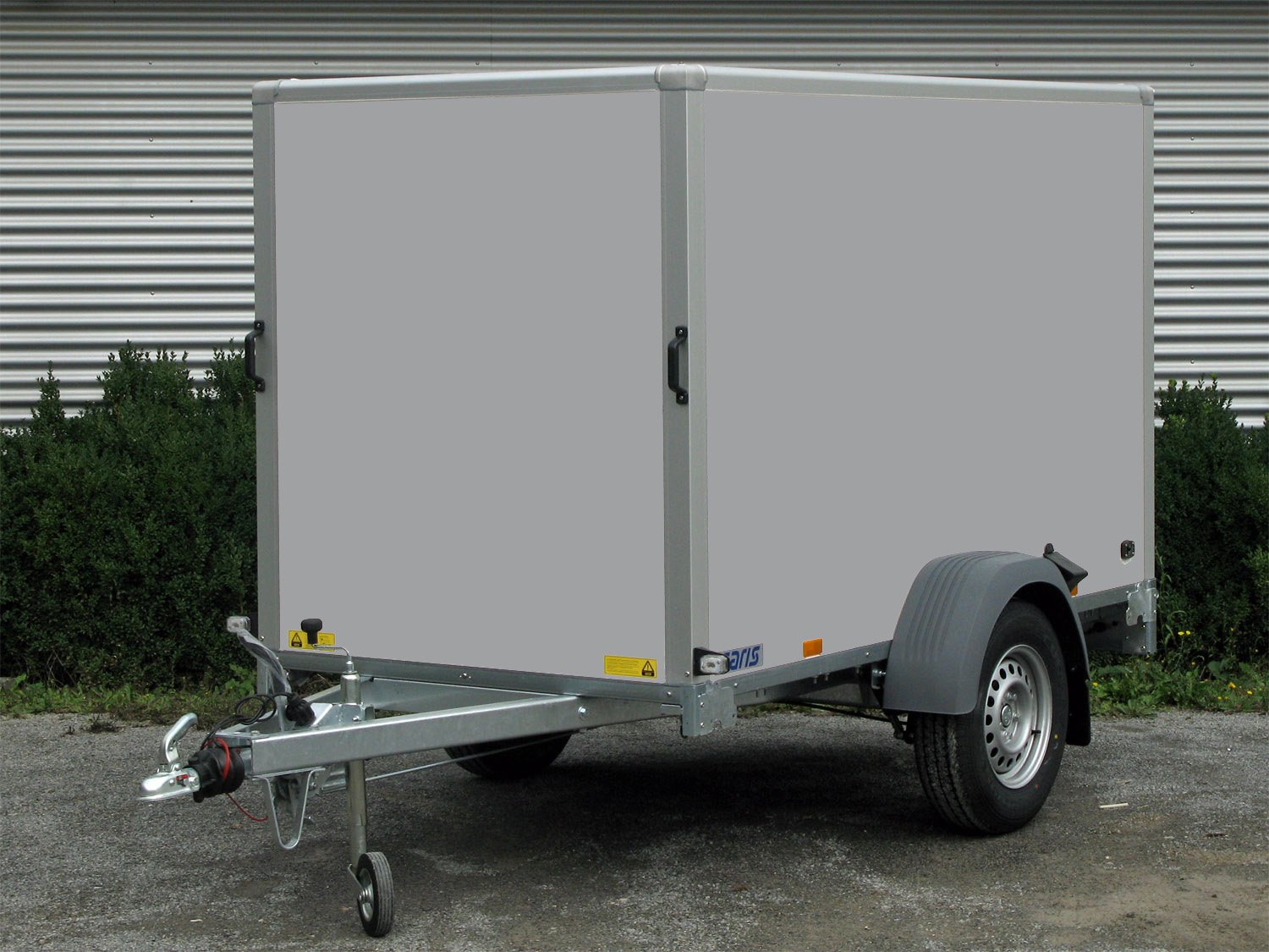 Saris Kofferanhänger GO 256 134 150 1350 1 – Auffahrrampe – Ladefläche 256 × 134 cm – 1350 kg – Einachser – Ansicht 1