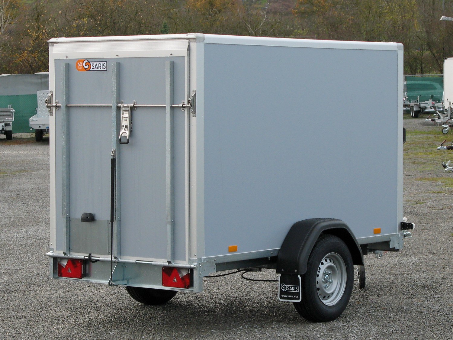 Saris Kofferanhänger GO 256 134 150 1350 1 – Auffahrrampe – Ladefläche 256 × 134 cm – 1350 kg – Einachser – Ansicht 4