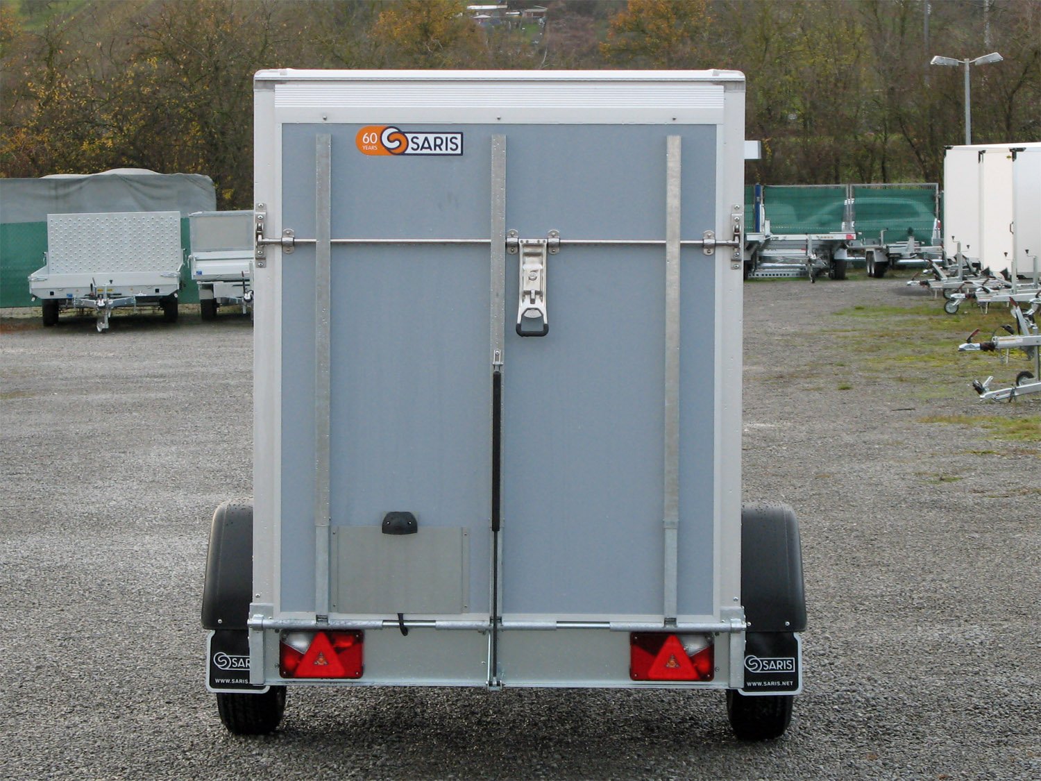 Saris Kofferanhänger GO 256 134 150 1350 1 – Auffahrrampe – Ladefläche 256 × 134 cm – 1350 kg – Einachser – Ansicht 5