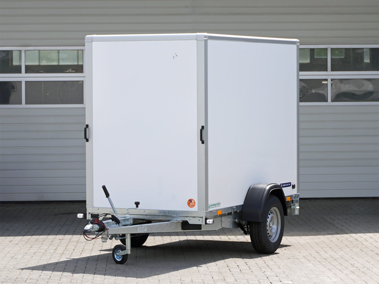 Saris Kofferanhänger GO 256 134 180 1350 1 – 2 Airlineschienen im Boden – Ladefläche 256 × 134 cm – 1350 kg – Einachser – Ansicht 1