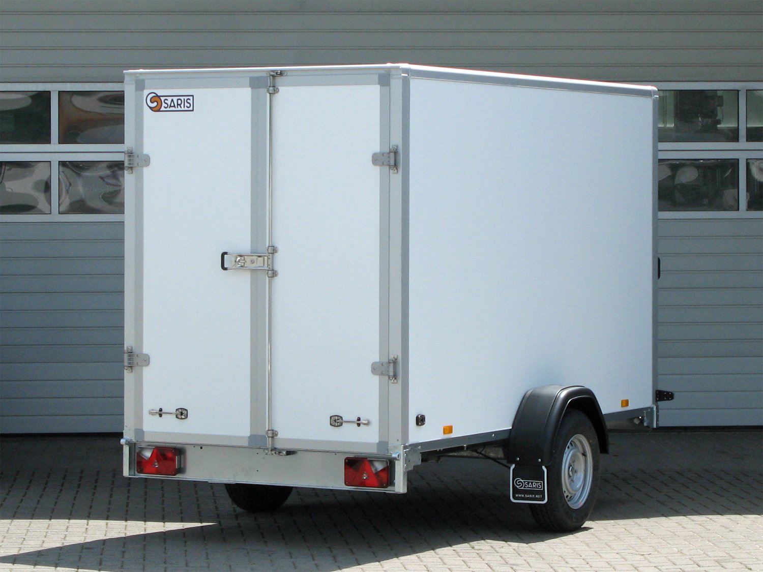 Saris Kofferanhänger GO 306 154 150 1500 1 – Airlineschienen GFK außen – Ladefläche 306 × 154 cm – 1500 kg – Einachser – Ansicht 2