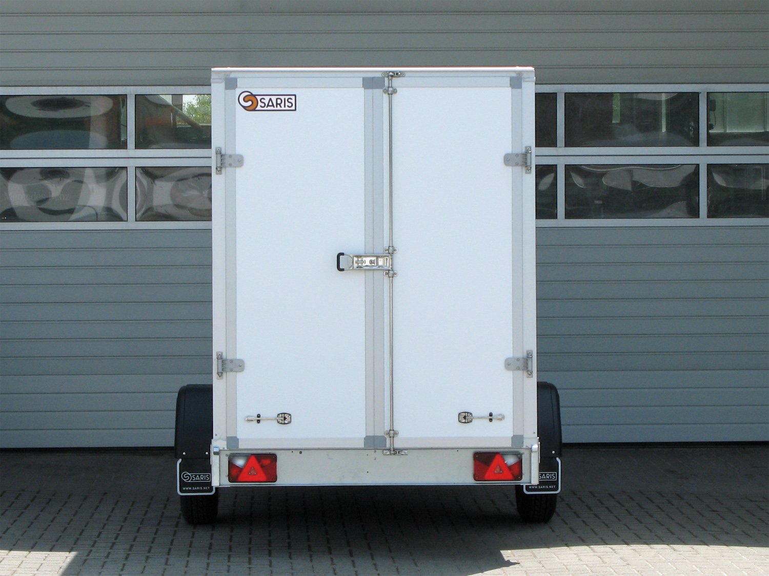 Saris Kofferanhänger GO 306 154 150 1500 1 – Airlineschienen GFK außen – Ladefläche 306 × 154 cm – 1500 kg – Einachser – Ansicht 3