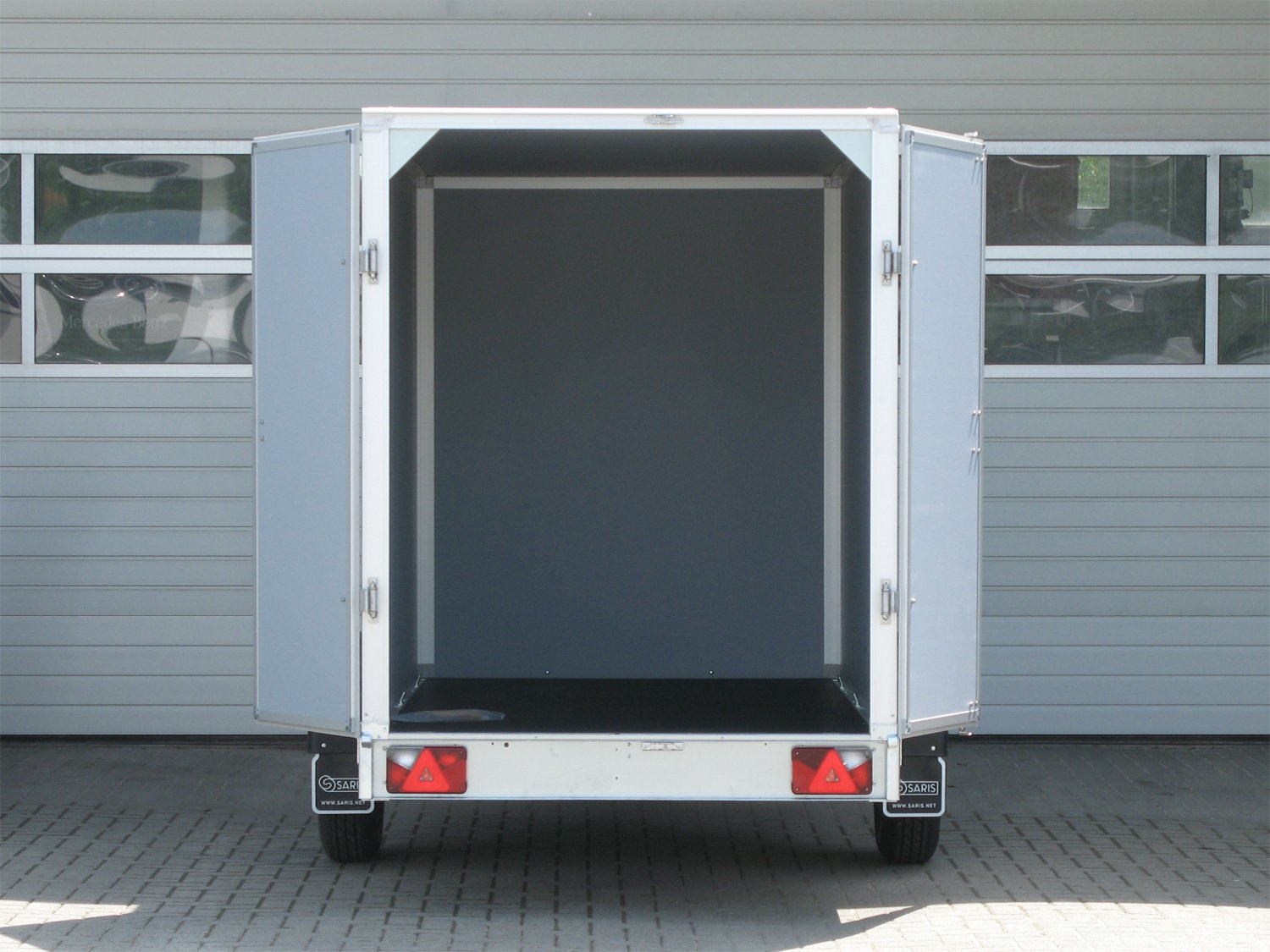 Saris Kofferanhänger GO 306 154 150 1500 1 – Airlineschienen GFK außen – Ladefläche 306 × 154 cm – 1500 kg – Einachser – Ansicht 4