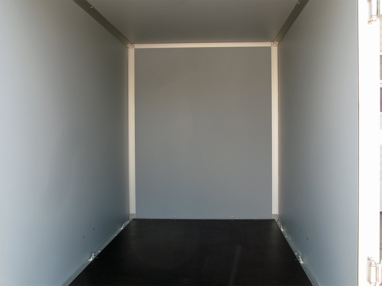 Saris Kofferanhänger GO 306 154 150 1500 1 – Airlineschienen GFK außen – Ladefläche 306 × 154 cm – 1500 kg – Einachser – Ansicht 5