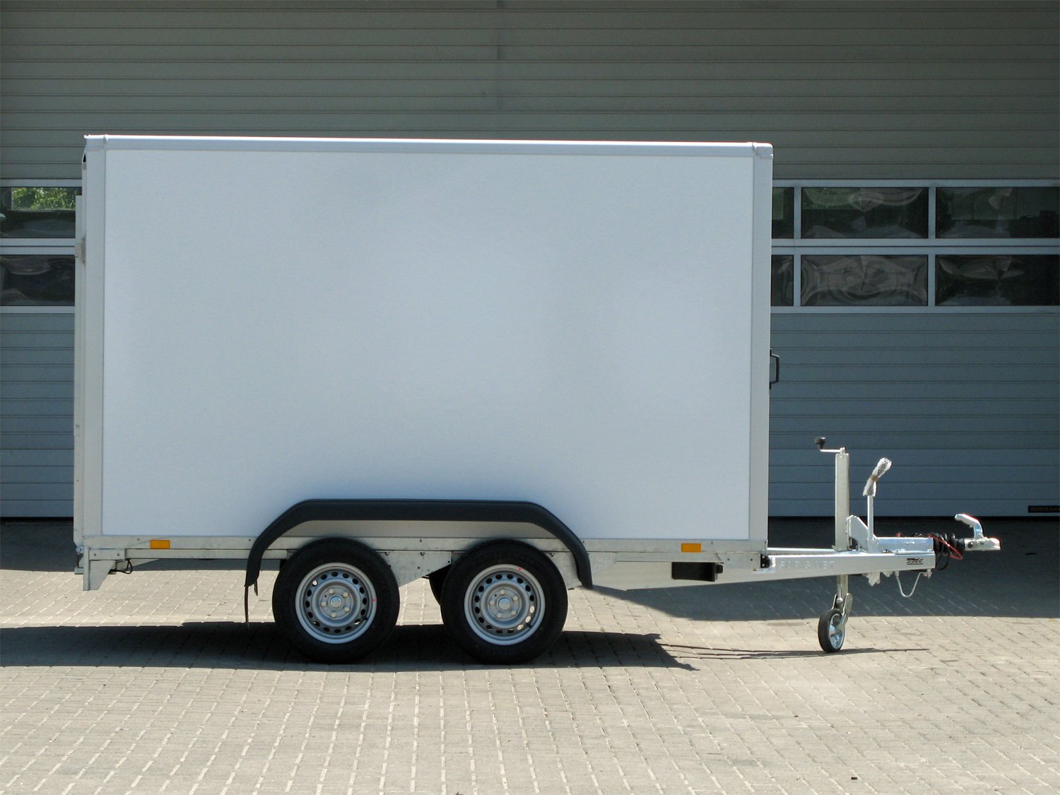 Saris Kofferanhänger GO 306 154 150 2700 2 – Flügeltüren Airlineschienen GFK außen – Ladefläche 306 × 154 cm – 2700 kg – Tandemachser – Ansicht 2