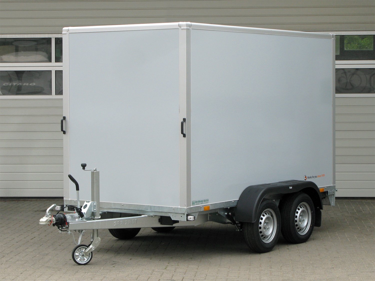 Saris Kofferanhänger GO 306 154 150 2700 2 – Flügeltüren Airlineschienen GFK außen – Ladefläche 306 × 154 cm – 2700 kg – Tandemachser – Ansicht 3
