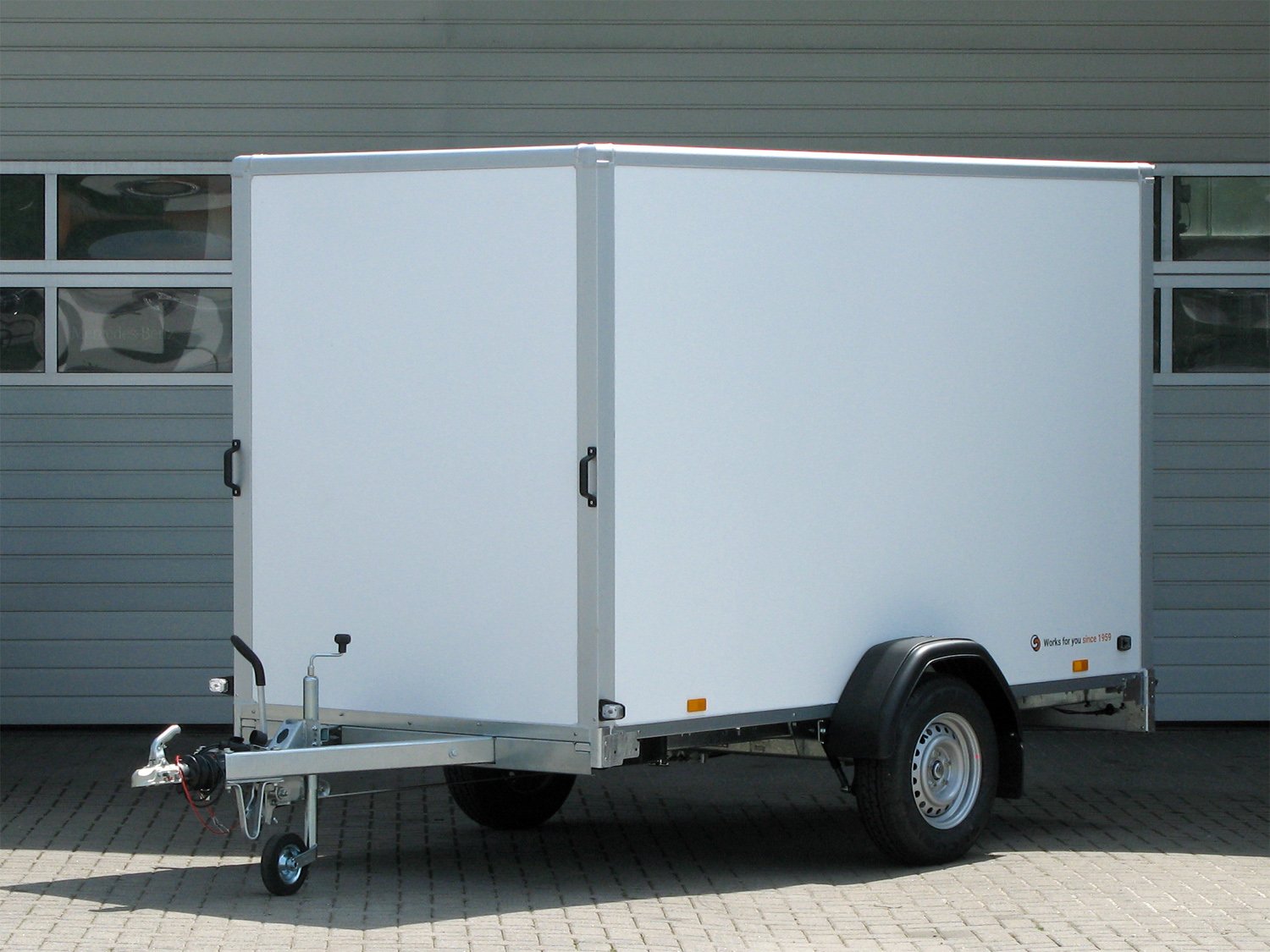 Saris Kofferanhänger GO 306 154 180 1500 1 – Airlineschienen GFK außen – Ladefläche 306 × 154 cm – 1500 kg – Einachser – Ansicht 1