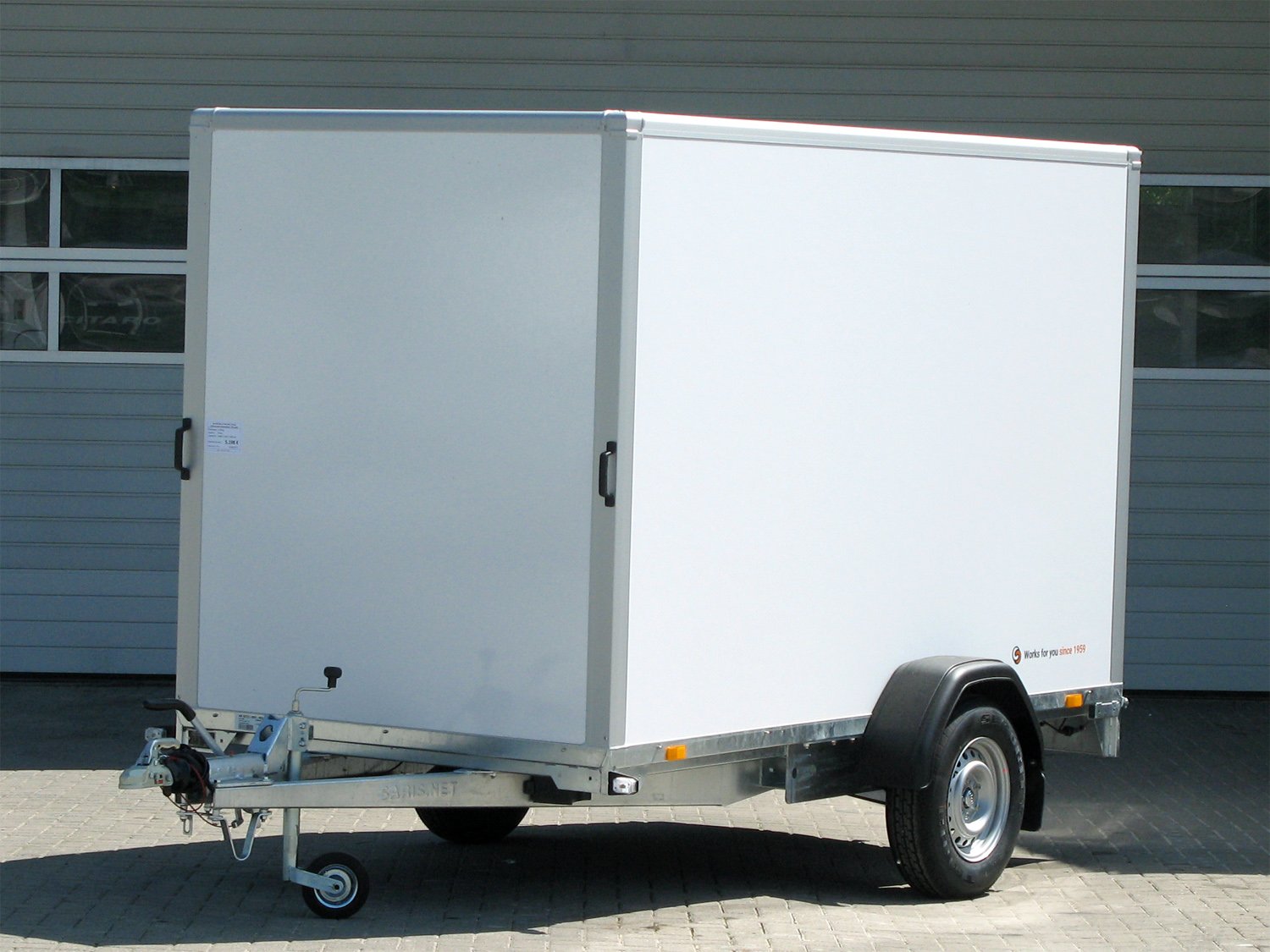 Saris Kofferanhänger GO 306 154 180 1500 1 Rampe – Auffahrrampe Airlineschienen GFK außen – Ladefläche 306 × 154 cm – 1500 kg – Einachser – Ansicht 1