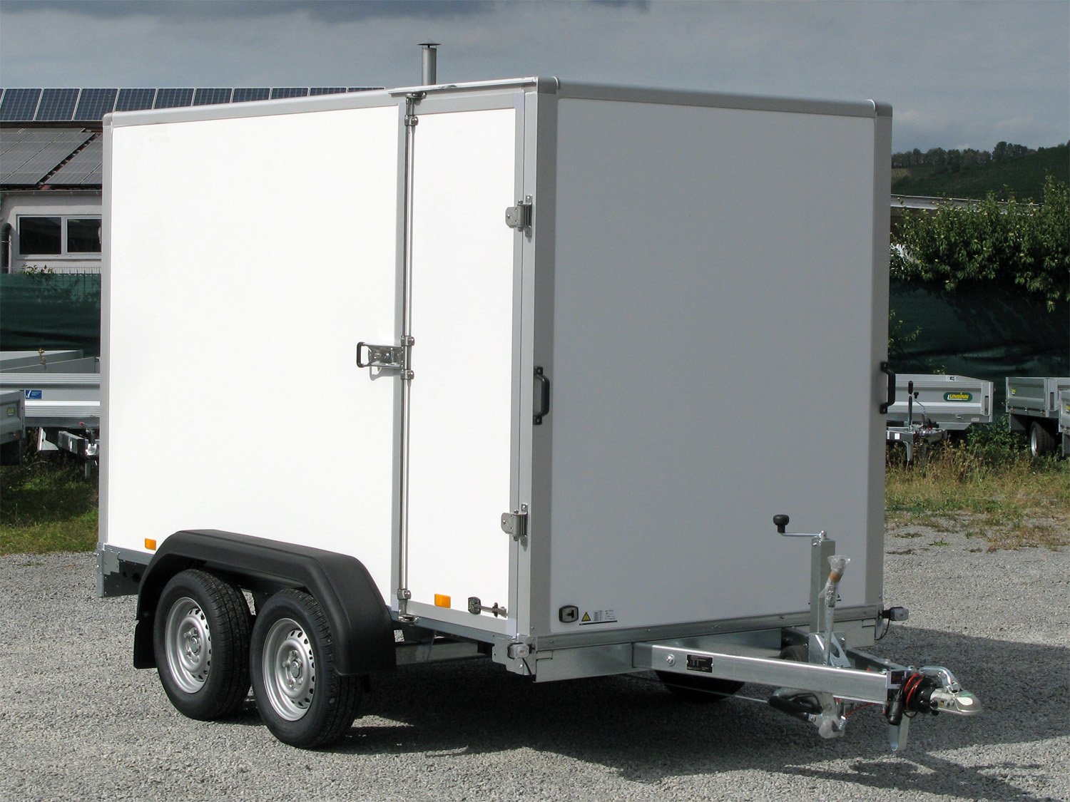 Saris Kofferanhänger GO 306 154 180 2000 2 – Auffahrrampe Seitentüre GFK Beschichtung – Ladefläche 306 × 154 cm – 2000 kg – Tandemachser – Ansicht 1