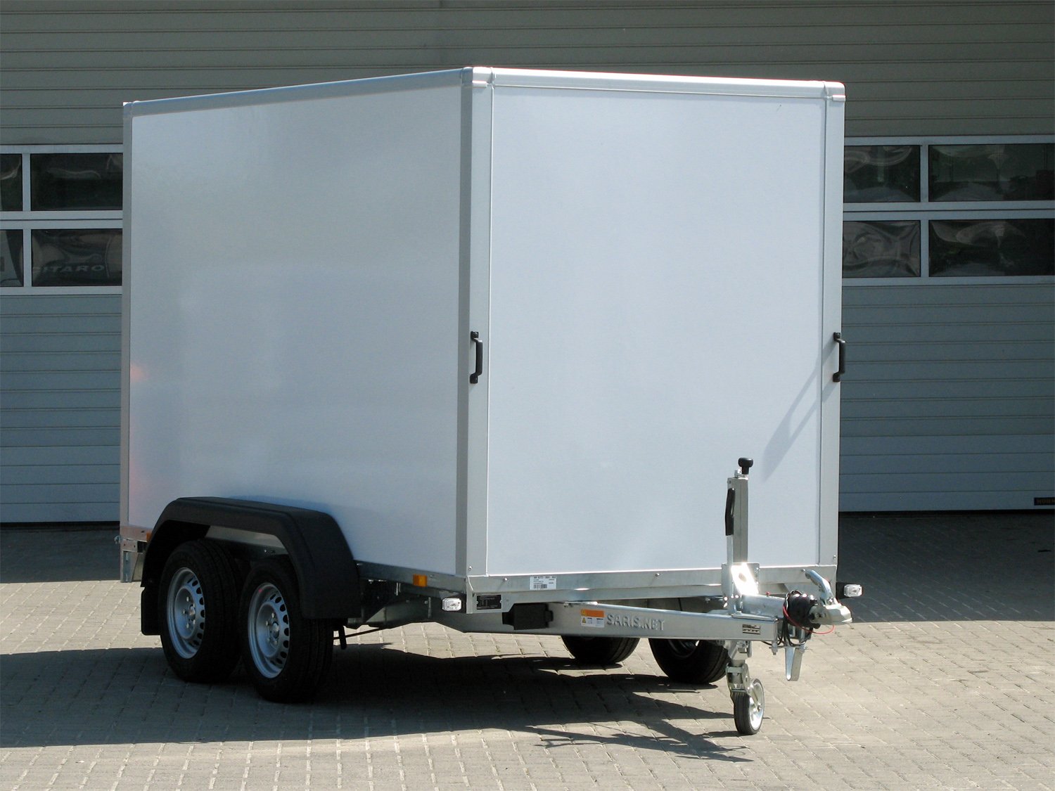 Saris Kofferanhänger GO 306 154 180 2000 2 – Flügeltüren Airlineschienen GFK außen – Ladefläche 306 × 154 cm – 2000 kg – Tandemachser – Ansicht 1