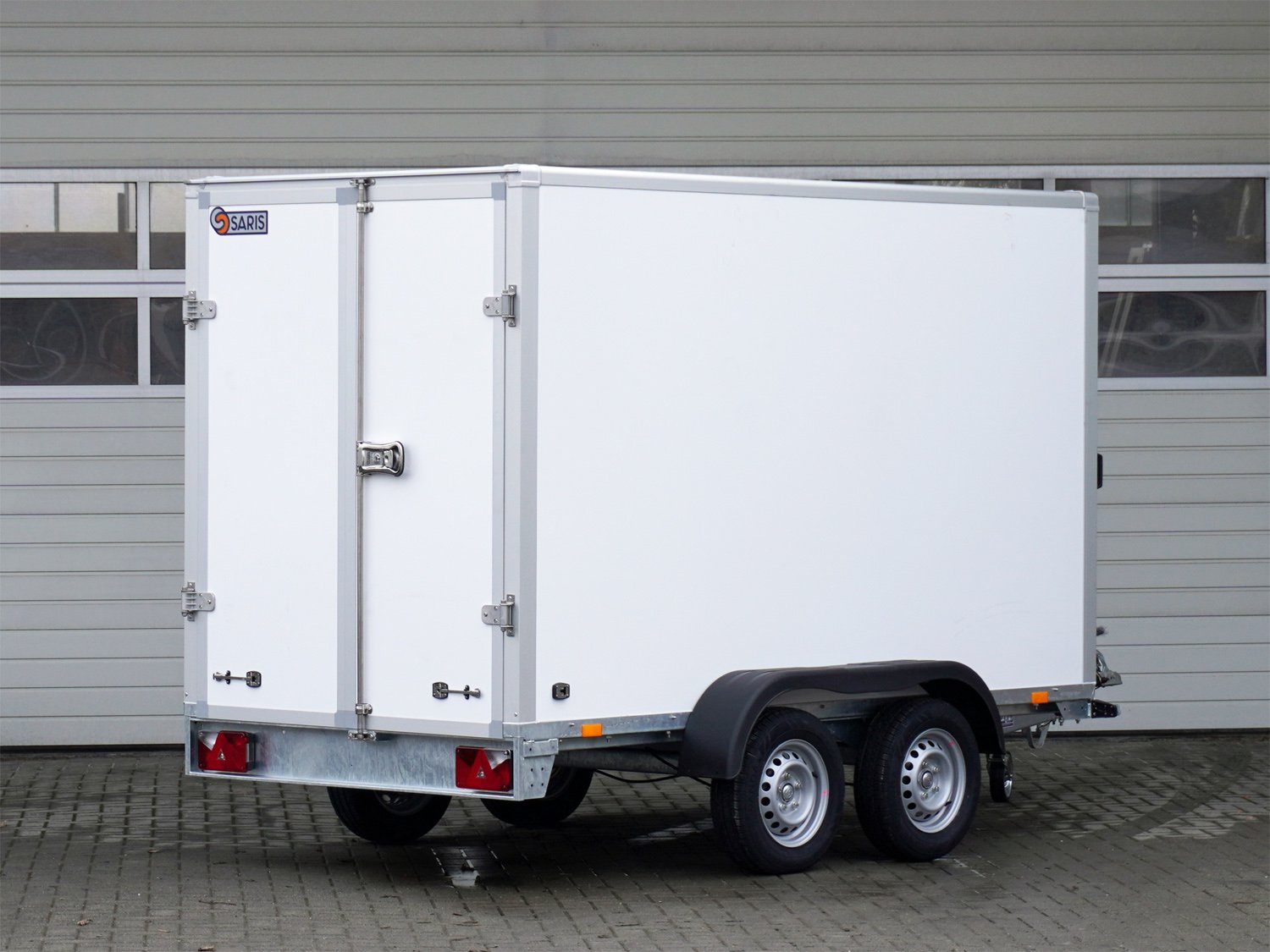 Saris Kofferanhänger GO 306 154 180 2000 2 – Flügeltüren Airlineschienen GFK außen – Ladefläche 306 × 154 cm – 2000 kg – Tandemachser – Ansicht 3
