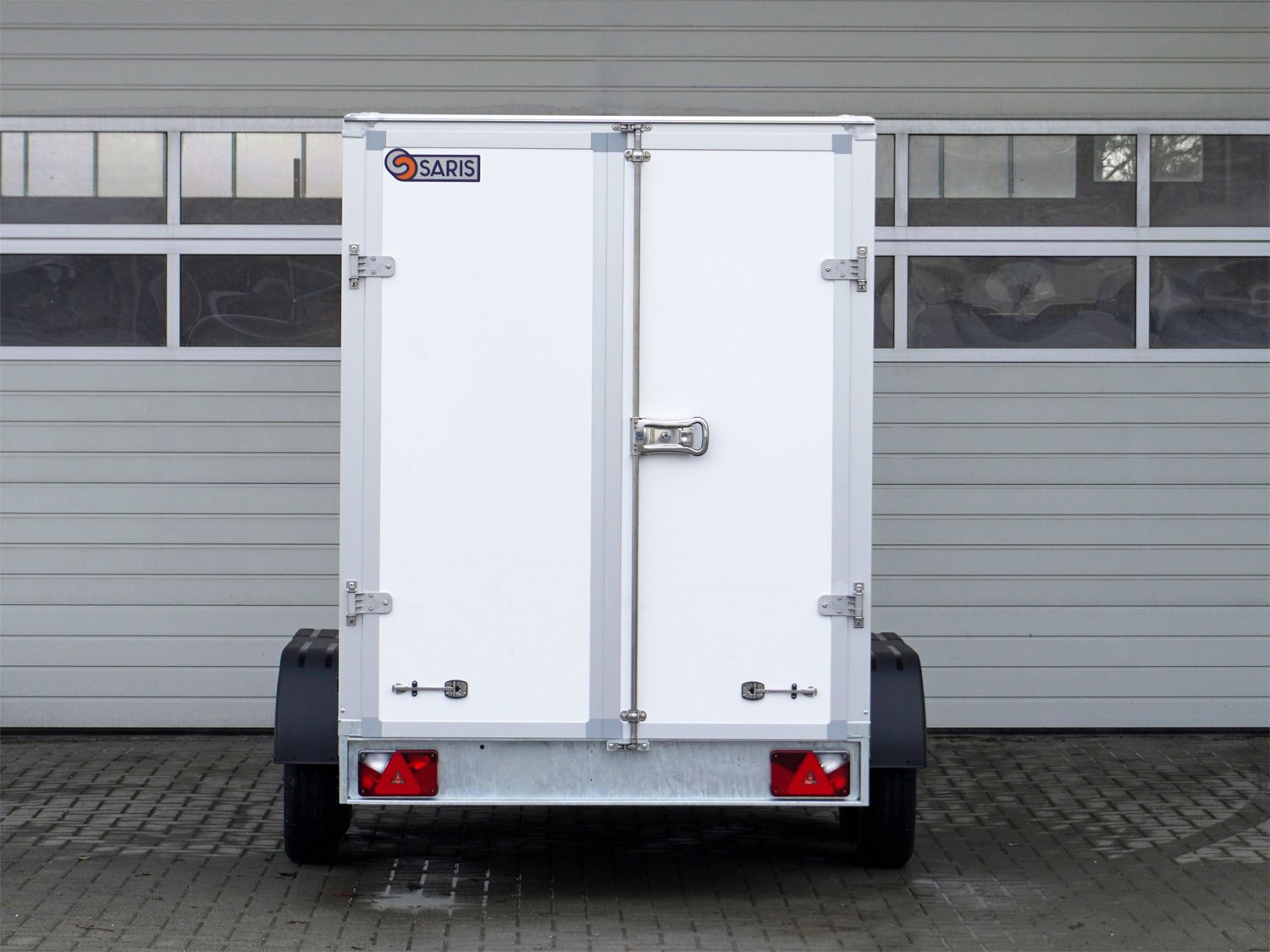 Saris Kofferanhänger GO 306 154 180 2000 2 – Flügeltüren Airlineschienen GFK außen – Ladefläche 306 × 154 cm – 2000 kg – Tandemachser – Ansicht 4
