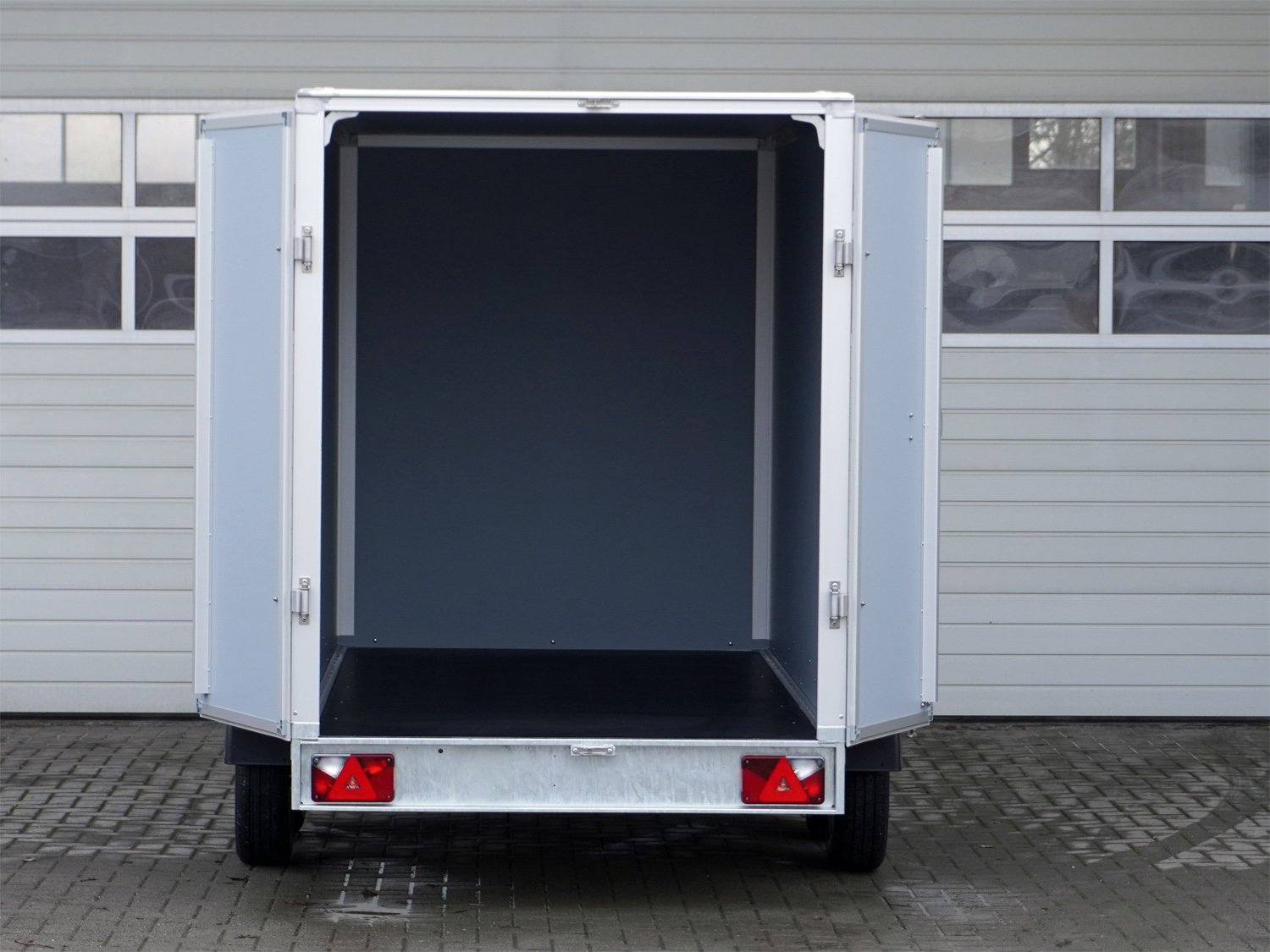 Saris Kofferanhänger GO 306 154 180 2000 2 – Flügeltüren Airlineschienen GFK außen – Ladefläche 306 × 154 cm – 2000 kg – Tandemachser – Ansicht 5