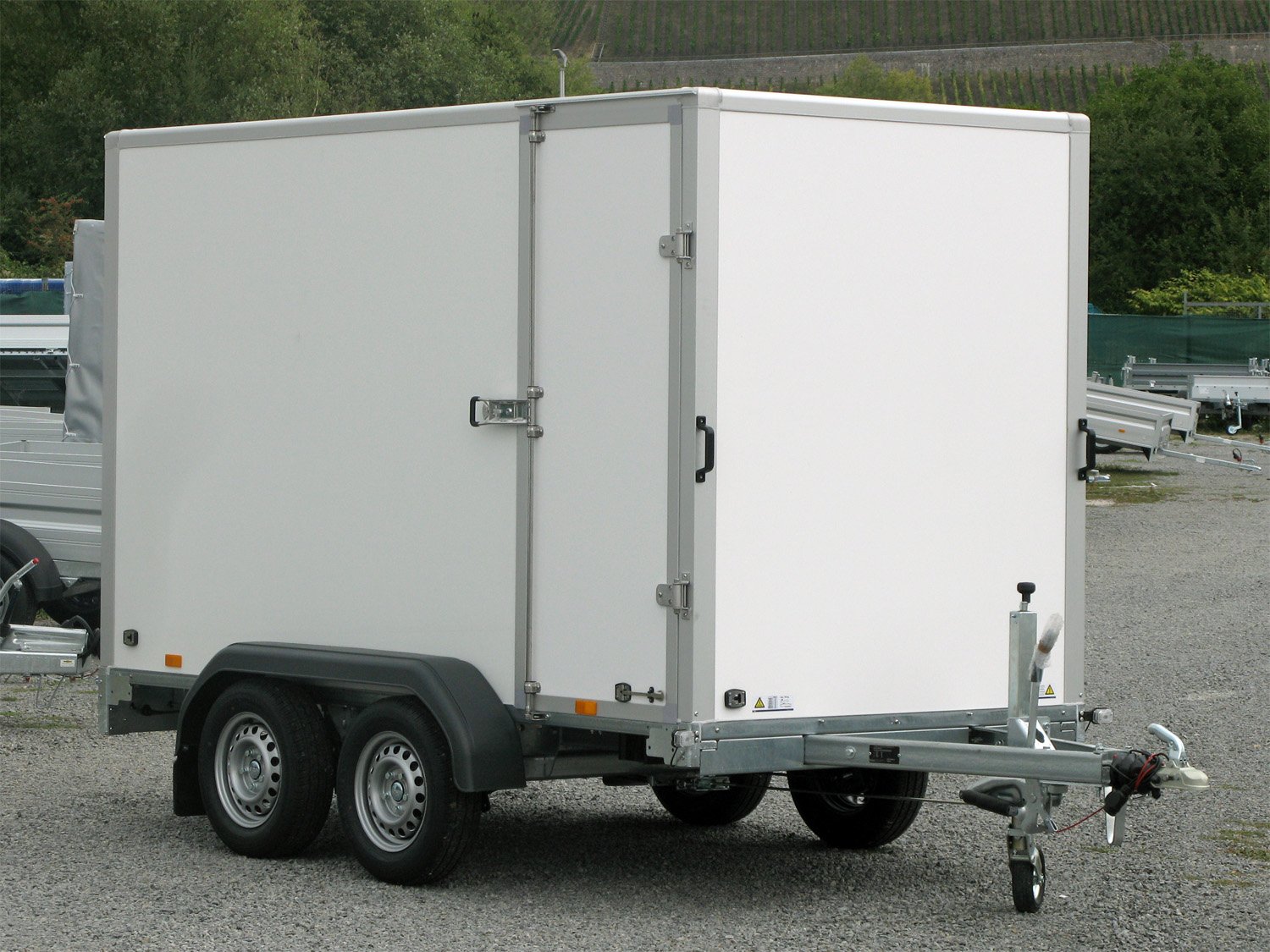 Saris Kofferanhänger GO 306 154 180 2000 2 – Seitentüre Flügeltüren GFK, Airlinesch. – Ladefläche 306 × 154 cm – 2000 kg – Tandemachser – Ansicht 1