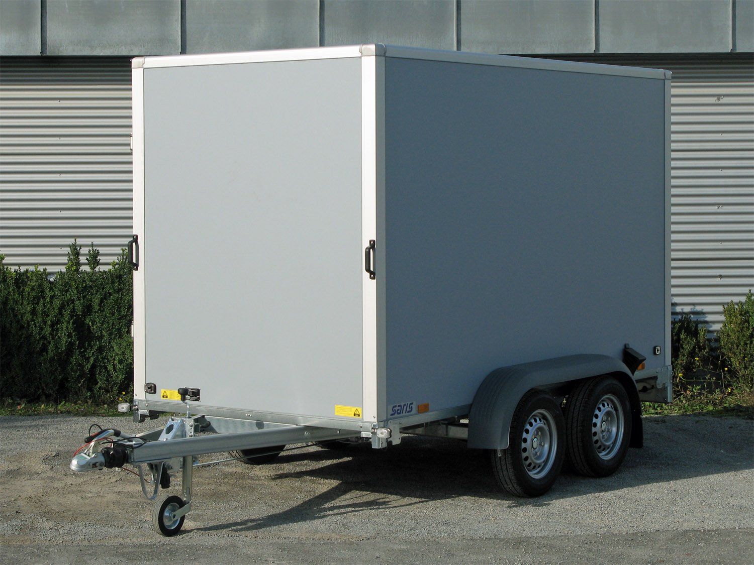 Saris Kofferanhänger GO 306 154 180 2700 2 – Flügeltüren Airlineschienen GFK außen – Ladefläche 306 × 154 cm – 2700 kg – Tandemachser – Ansicht 1