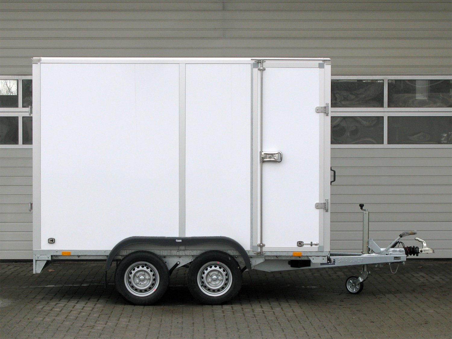 Saris Kofferanhänger GO 306 154 200 2000 2 – Auffahrrampe, Seitentüre GFK Außen – Ladefläche 306 × 154 cm – 2000 kg – Tandemachser – Ansicht 2
