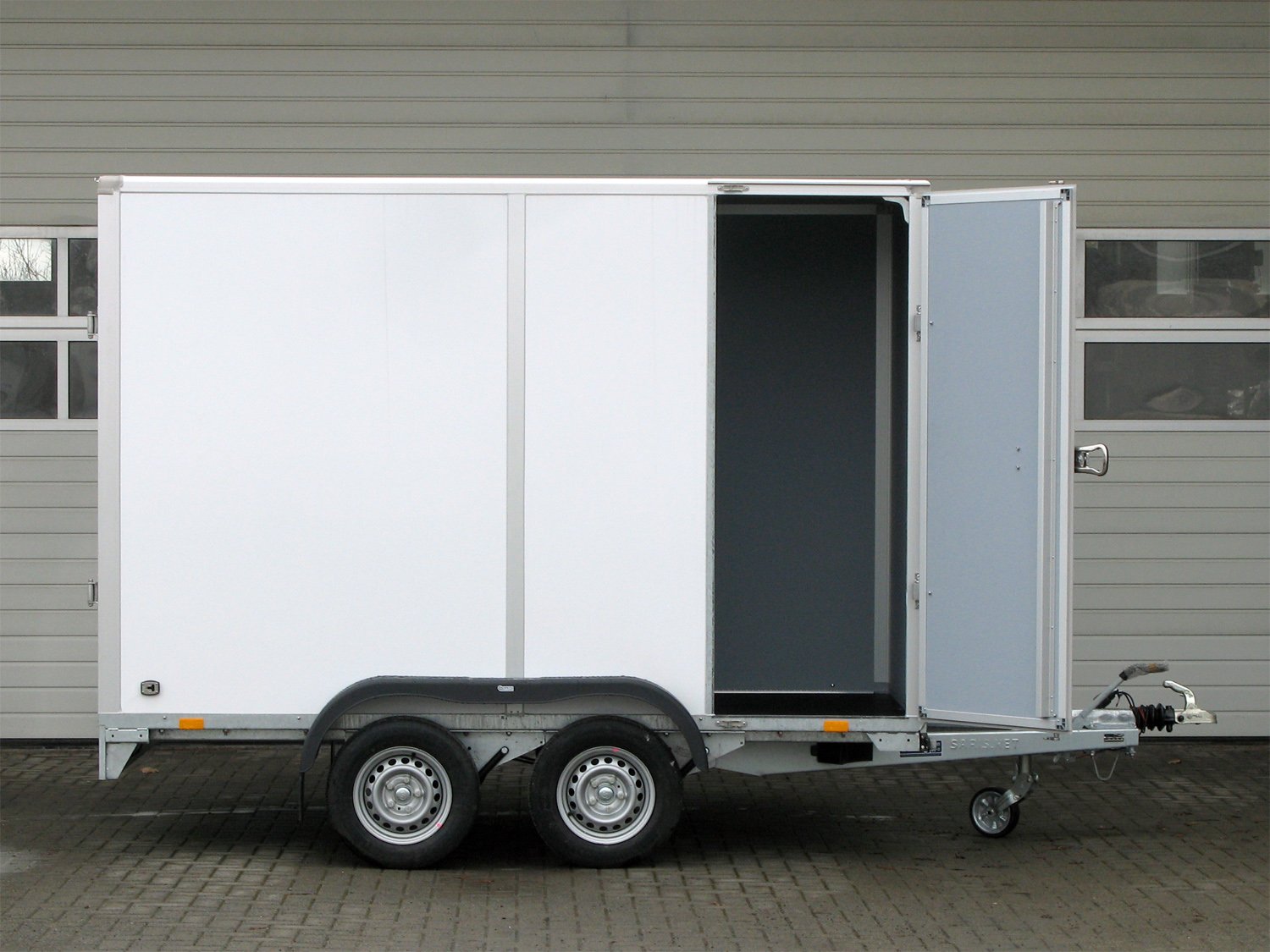 Saris Kofferanhänger GO 306 154 200 2000 2 – Auffahrrampe, Seitentüre GFK Außen – Ladefläche 306 × 154 cm – 2000 kg – Tandemachser – Ansicht 3