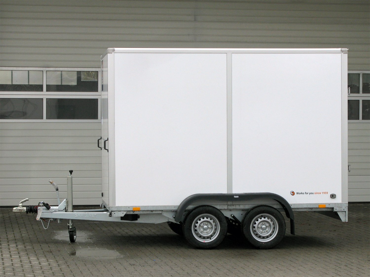 Saris Kofferanhänger GO 306 154 200 2000 2 – Auffahrrampe, Seitentüre GFK Außen – Ladefläche 306 × 154 cm – 2000 kg – Tandemachser – Ansicht 4