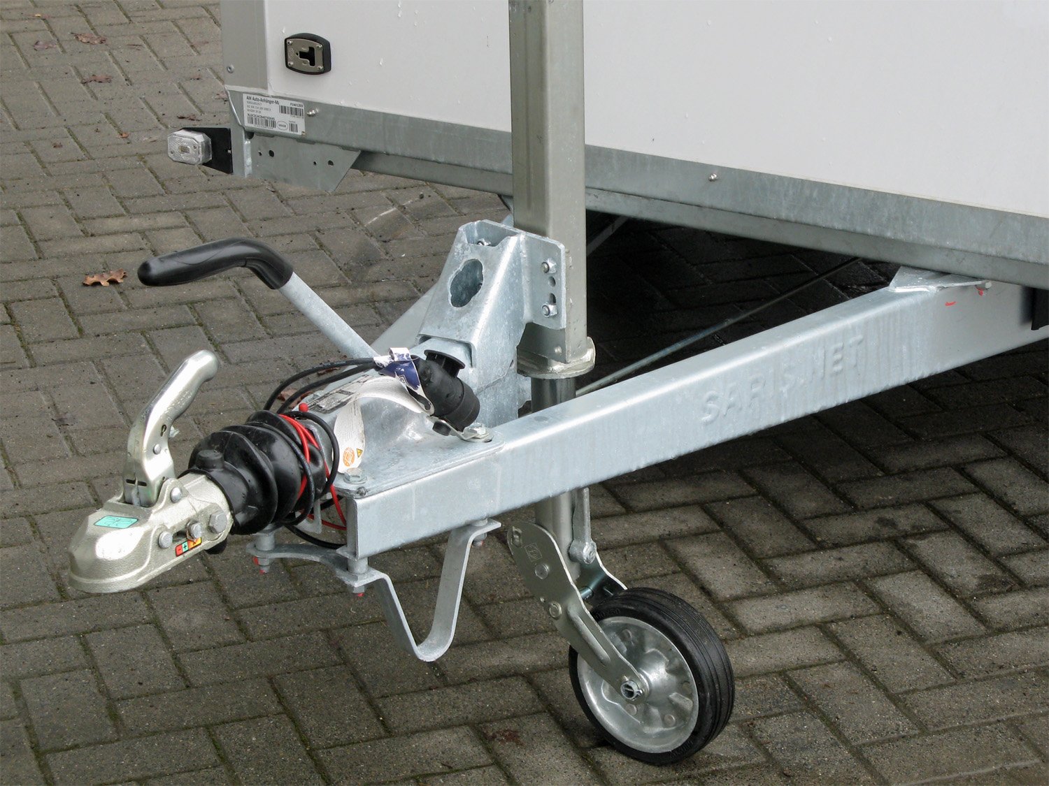 Saris Kofferanhänger GO 306 154 200 2000 2 – Auffahrrampe, Seitentüre GFK Außen – Ladefläche 306 × 154 cm – 2000 kg – Tandemachser – Ansicht 5