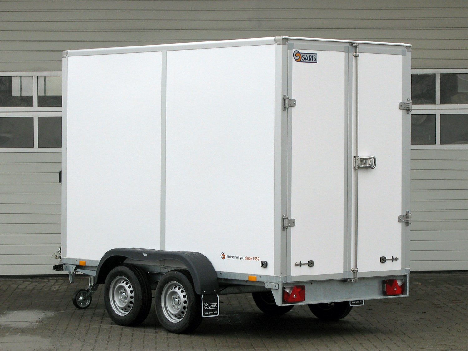 Saris Kofferanhänger GO 306 154 200 2700 2 – Flügeltüren Airlineschienen GFK außen – Ladefläche 306 × 154 cm – 2700 kg – Tandemachser – Ansicht 3