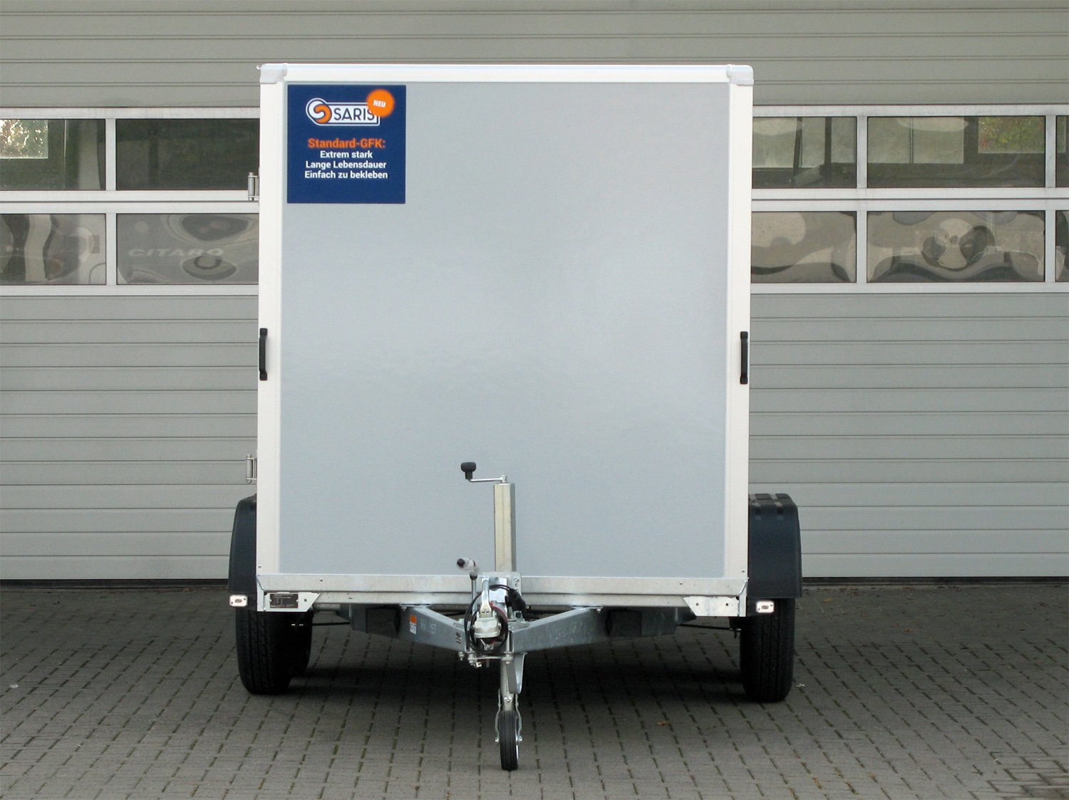 Saris Kofferanhänger GO 356 169 200 2700 2 – Flügeltüren Airlineschienen GFK außen – Ladefläche 356 × 169 cm – 2700 kg – Tandemachser – Ansicht 2