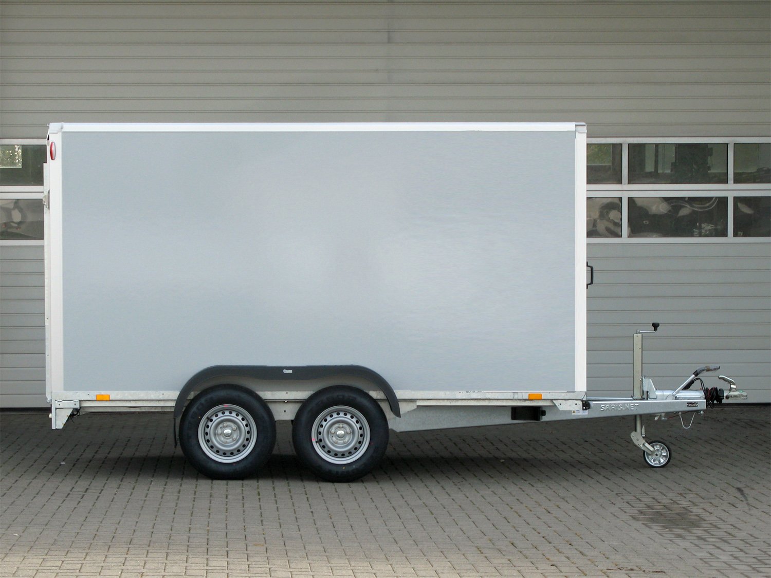 Saris Kofferanhänger GO 356 169 200 2700 2 – Flügeltüren Airlineschienen GFK außen – Ladefläche 356 × 169 cm – 2700 kg – Tandemachser – Ansicht 3