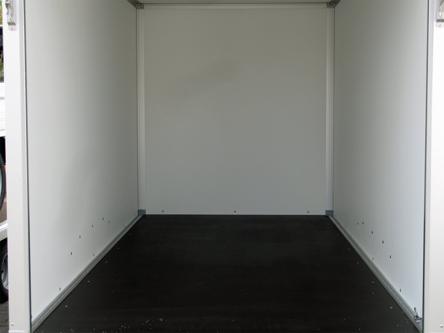Saris Kofferanhänger GO 356 169 200 2700 2 – Flügeltüren Airlineschienen GFK außen – Ladefläche 356 × 169 cm – 2700 kg – Tandemachser – Ansicht 4