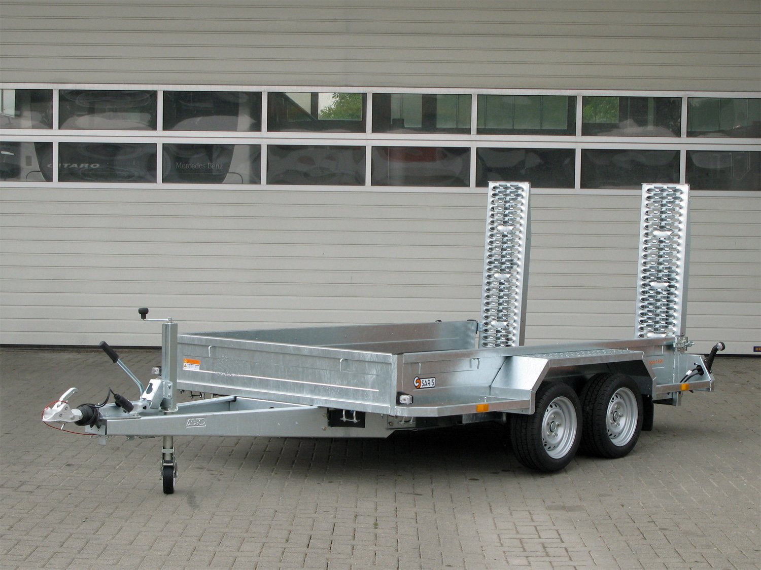 Saris Maschinentransporter MG 306 170 3000 2 – Maschinentransporter – Ladefläche 306 × 168 cm – 3000 kg – Tandemachser – Ansicht 2