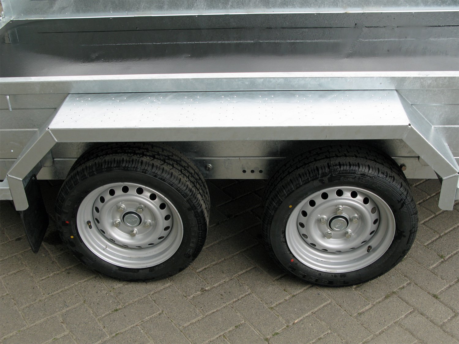 Saris Maschinentransporter MG 306 170 3000 2 – Maschinentransporter – Ladefläche 306 × 168 cm – 3000 kg – Tandemachser – Ansicht 4