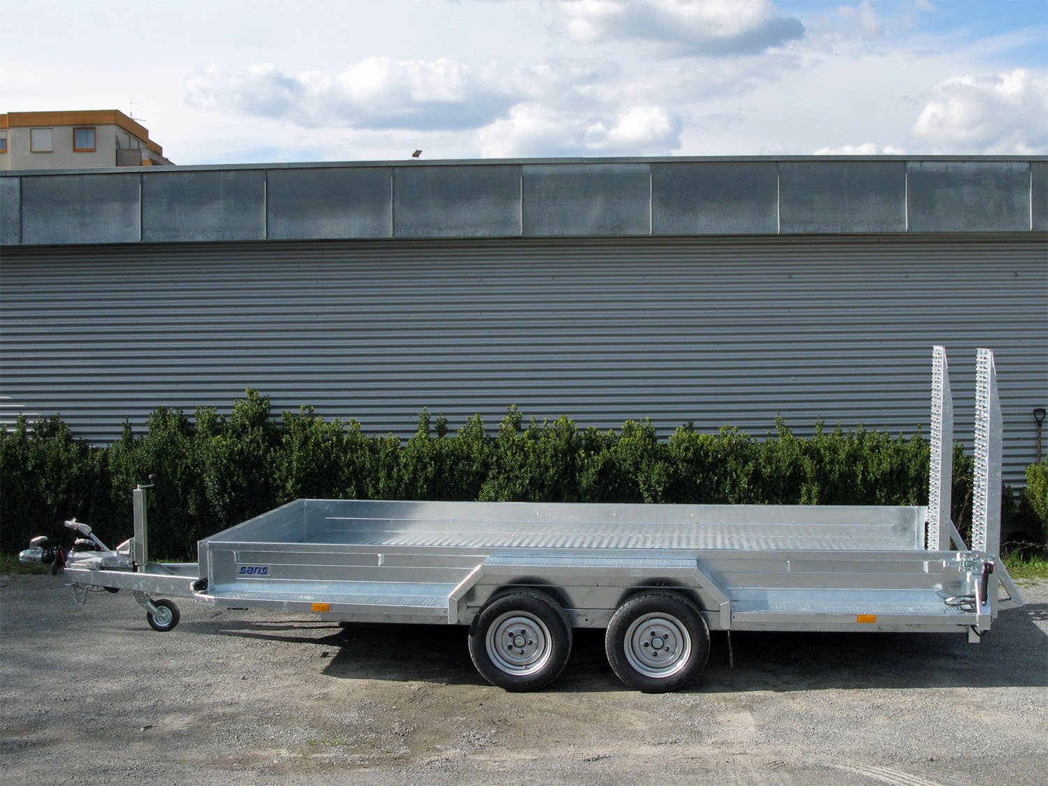 Saris Maschinentransporter MG 406 184 3500 2 – HV Deichsel incl. Rampen – Ladefläche 406 × 184 cm – 3500 kg – Tandemachser – Ansicht 2