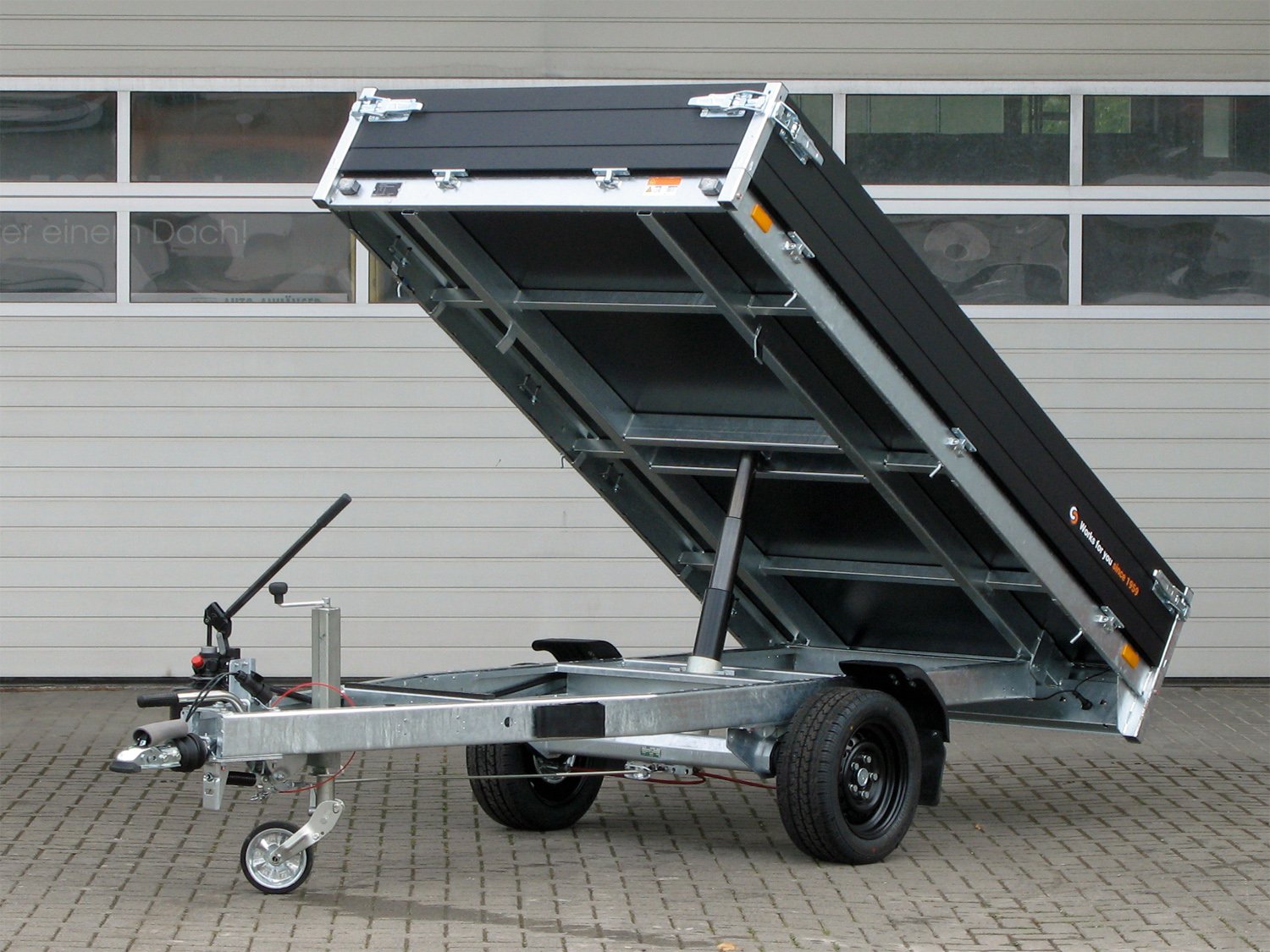 Saris Rückwärtskipper K1 256 150 1500 1 – Black Edition doppelwirkende Handpumpe – Ladefläche 256 × 150 cm – 1500 kg – Einachser – Ansicht 1