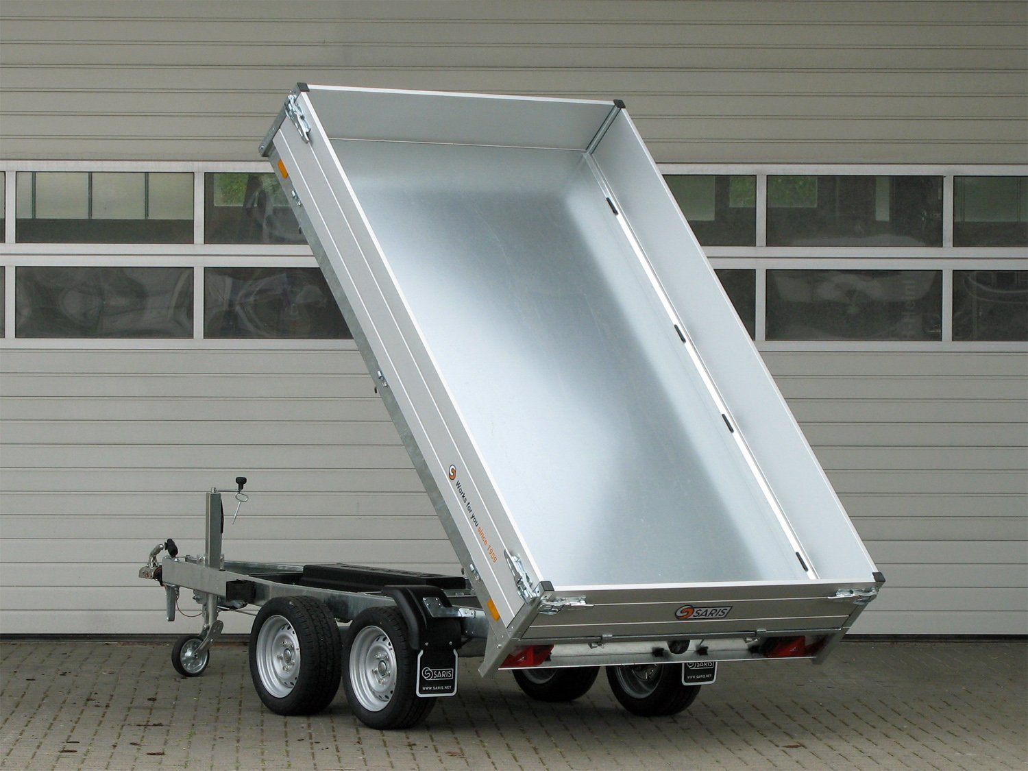 Saris Rückwärtskipper K1 276 150 2700 2 E35 – E-Pumpe, 35cm Bordwand – Ladefläche 276 × 150 cm – 2700 kg – Tandemachser – Ansicht 1