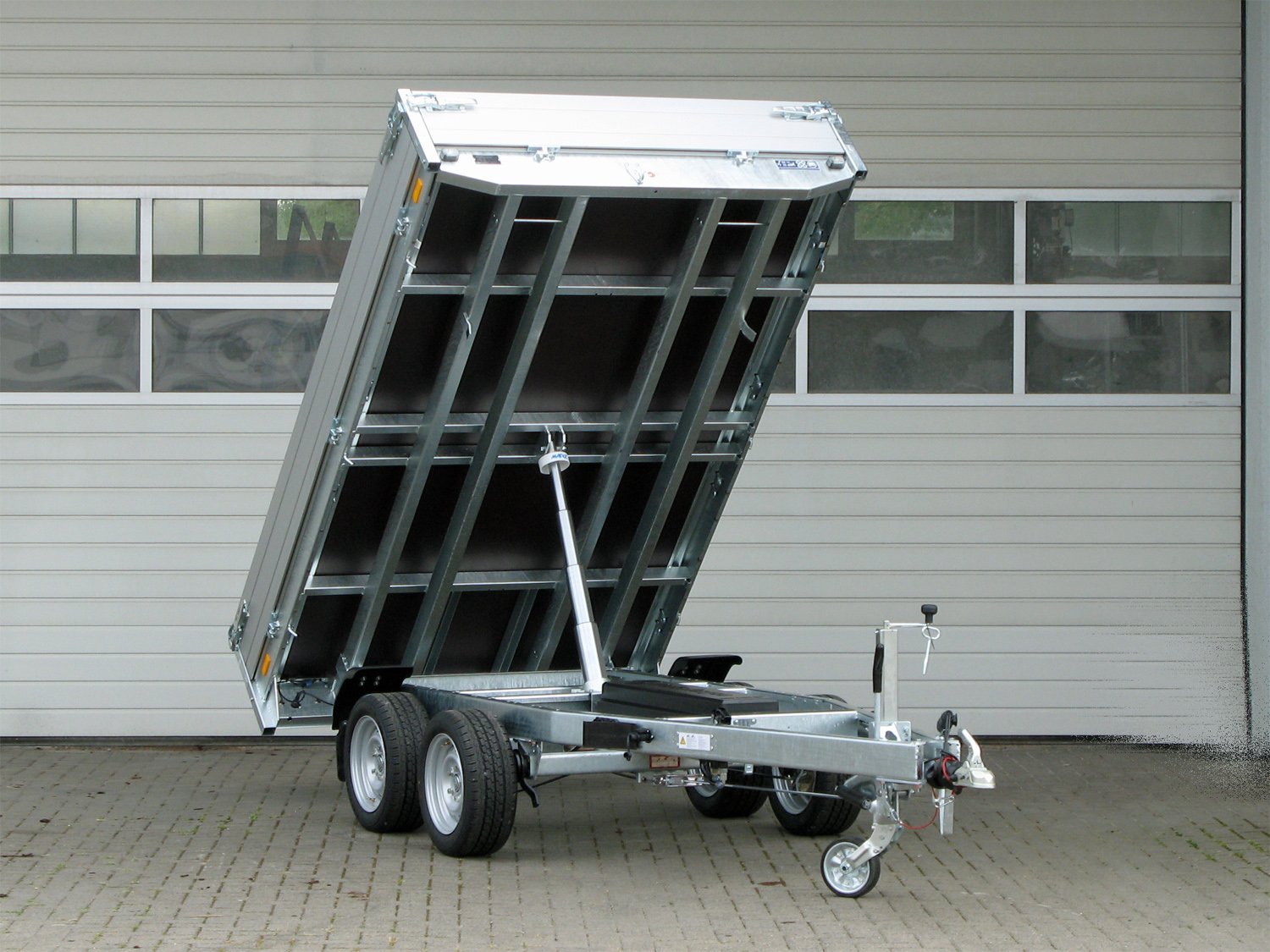 Saris Rückwärtskipper K1 276 170 2000 2 E – E-Pumpe mit Nothandpumpe – Ladefläche 276 × 170 cm – 2000 kg – Tandemachser – Ansicht 2