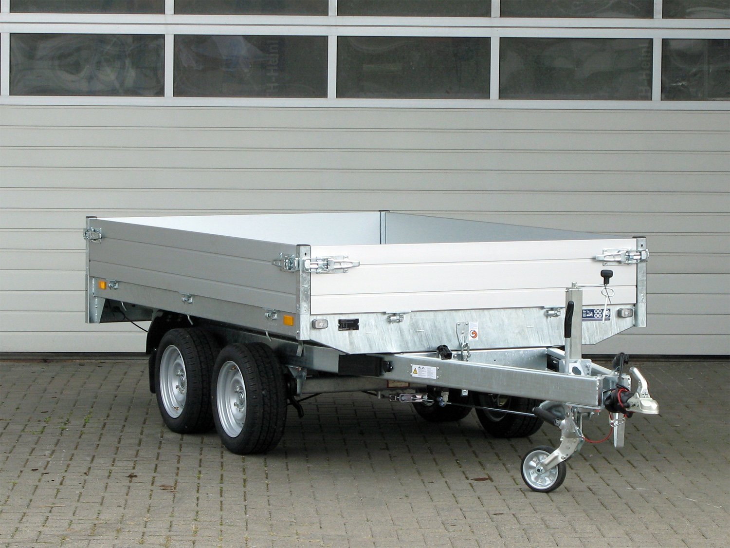 Saris Rückwärtskipper K1 276 170 2000 2 E – E-Pumpe mit Nothandpumpe – Ladefläche 276 × 170 cm – 2000 kg – Tandemachser – Ansicht 3