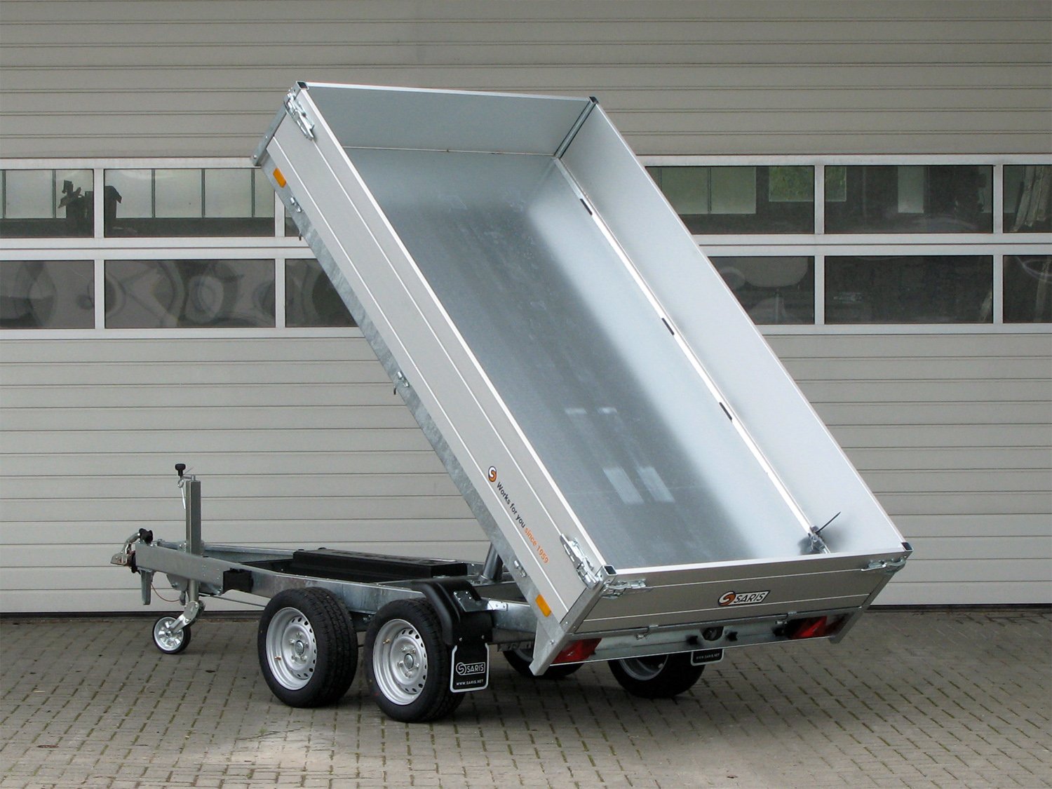 Saris Rückwärtskipper K1 306 184 2700 2 E35 – E-Pumpe, 35 cm Bordwand – Ladefläche 306 × 184 cm – 2700 kg – Tandemachser – Ansicht 1