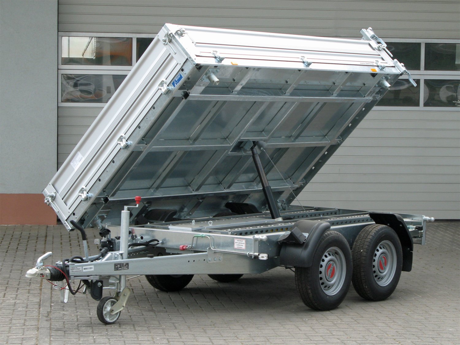 STEMA 3-Seiten-Kipper SHDK 35-30-18.2B TRIUS ALU – Elektropumpe Alubordwand – Ladefläche 301 × 183 cm – 3500 kg – Tandemachser – Ansicht 1