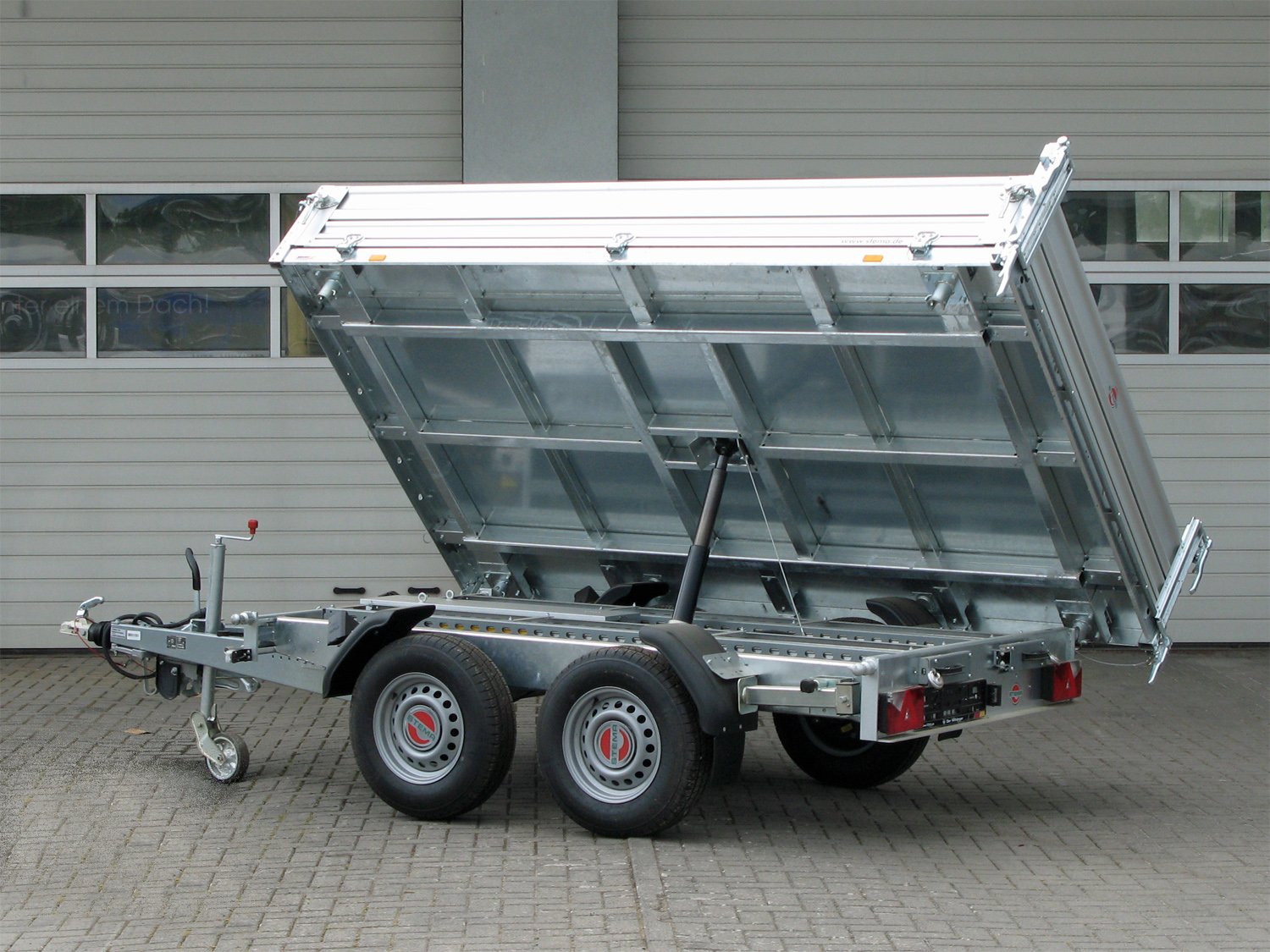 STEMA 3-Seiten-Kipper SHDK 35-30-18.2B TRIUS ALU – Elektropumpe Alubordwand – Ladefläche 301 × 183 cm – 3500 kg – Tandemachser – Ansicht 4