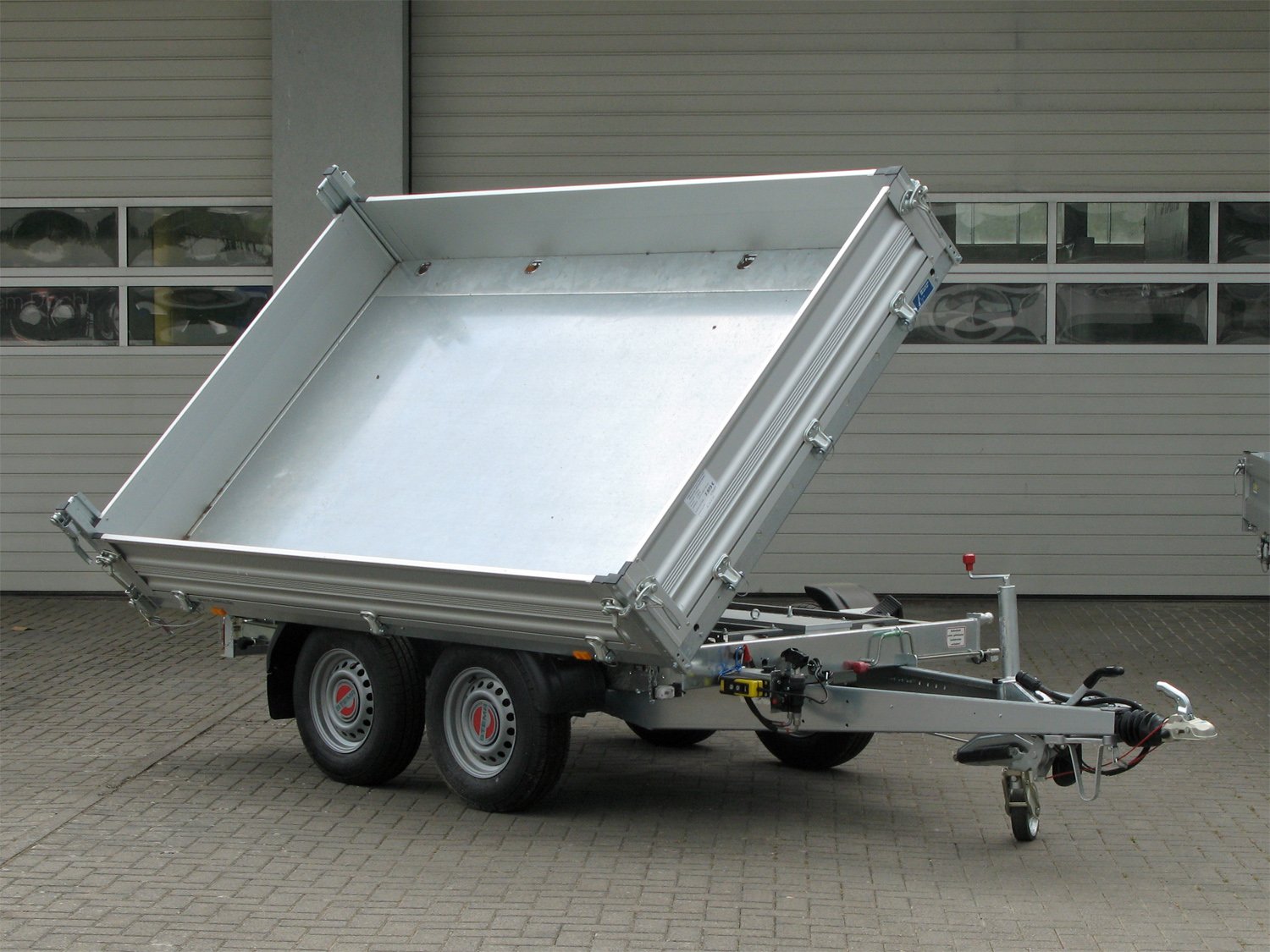 STEMA 3-Seiten-Kipper SHDK 35-36-18.2B TRIUS ALU – Alu Bordwände – Ladefläche 362 × 183 cm – 3500 kg – Tandemachser – Ansicht 2