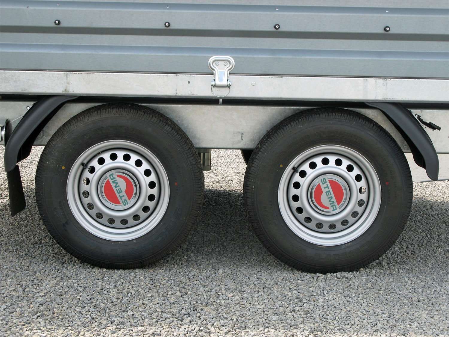 STEMA 3-Seiten-Kipper SHDK 35-36-18.2B TRIUS Zink – Stahllbechbordwand verzinkt – Ladefläche 362 × 183 cm – 3500 kg – Tandemachser – Ansicht 4