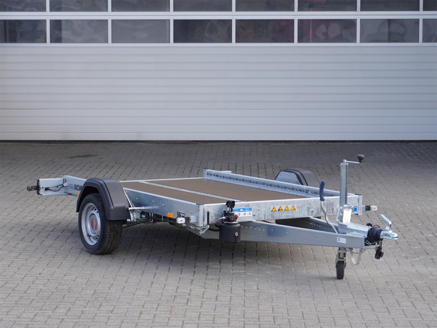 STEMA Absenkanhänger WOM 1300 STS XT O2 13-25-15.1 – Absenkanhänger – Ladefläche 251 × 153 cm – 1300 kg – Einachser – Ansicht 1