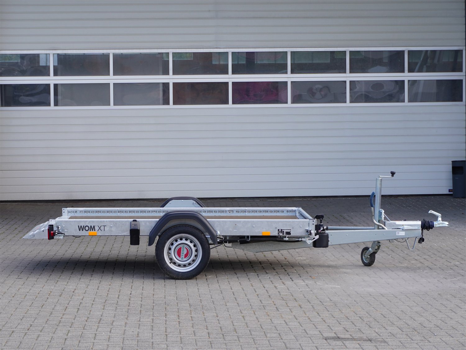 STEMA Absenkanhänger WOM 1300 STS XT O2 13-25-15.1 – Absenkanhänger – Ladefläche 251 × 153 cm – 1300 kg – Einachser – Ansicht 2