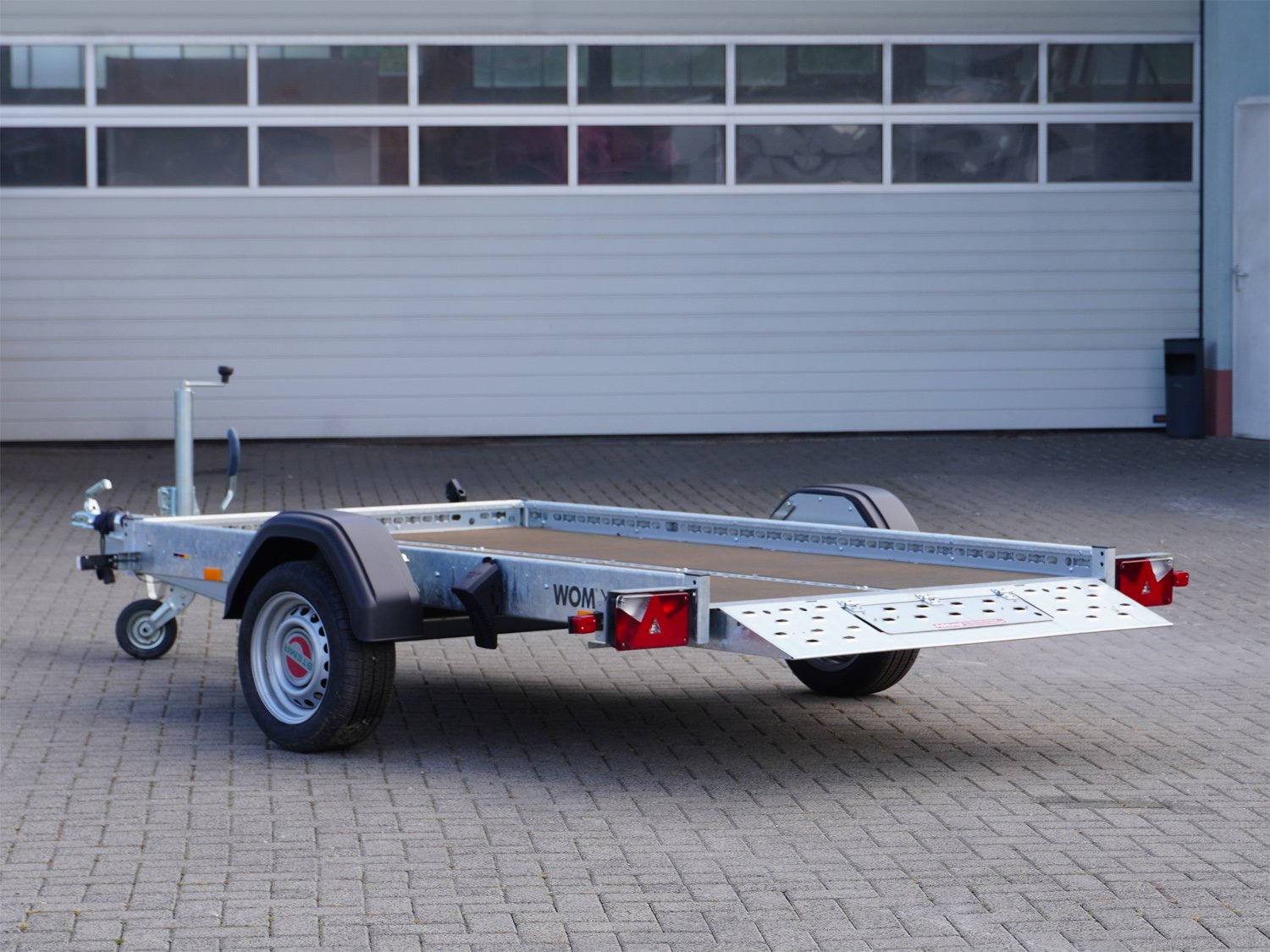 STEMA Absenkanhänger WOM 1300 STS XT O2 13-25-15.1 – Absenkanhänger – Ladefläche 251 × 153 cm – 1300 kg – Einachser – Ansicht 4