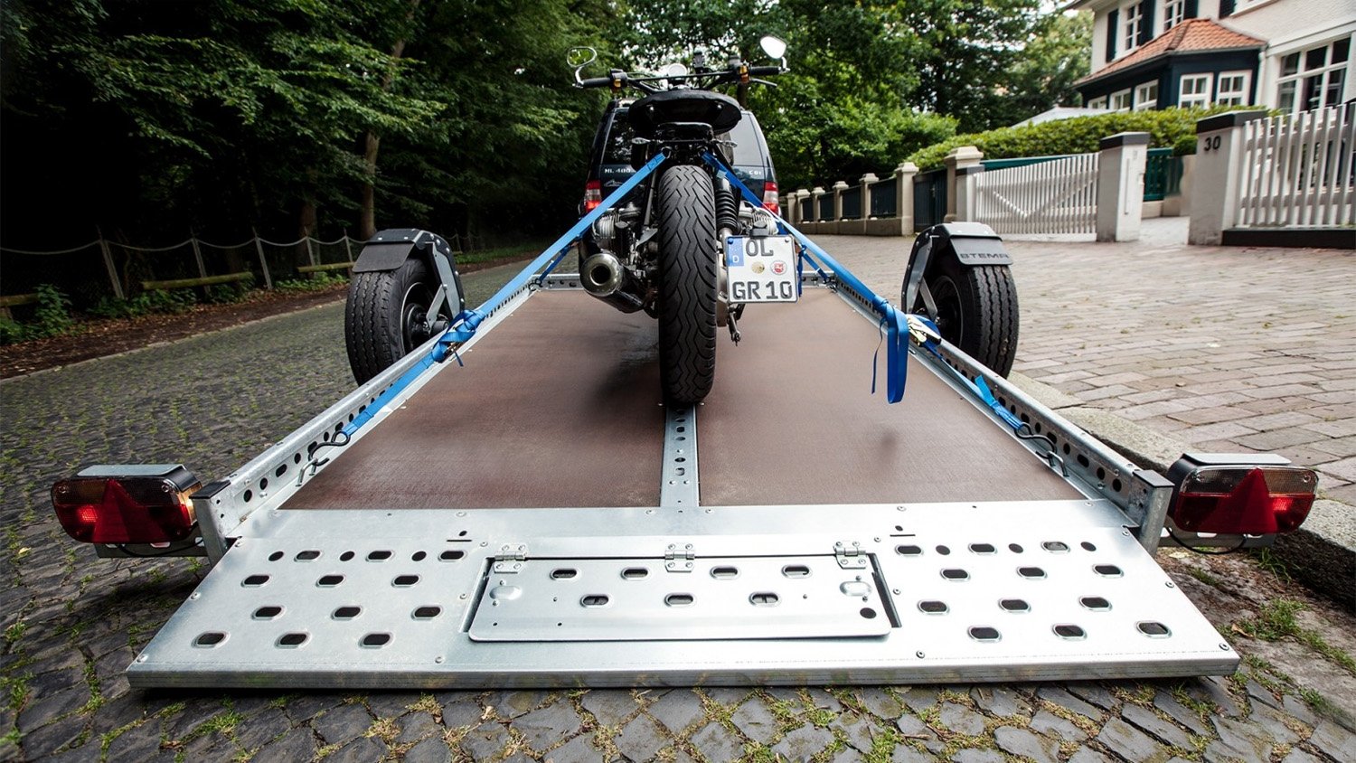STEMA Absenkanhänger WOM 1500 STS O2 15-30-17.1 – Absenkanhänger m. E Pumpe 100km/h – Ladefläche 301 × 169 cm – 1500 kg – Einachser – Ansicht 3
