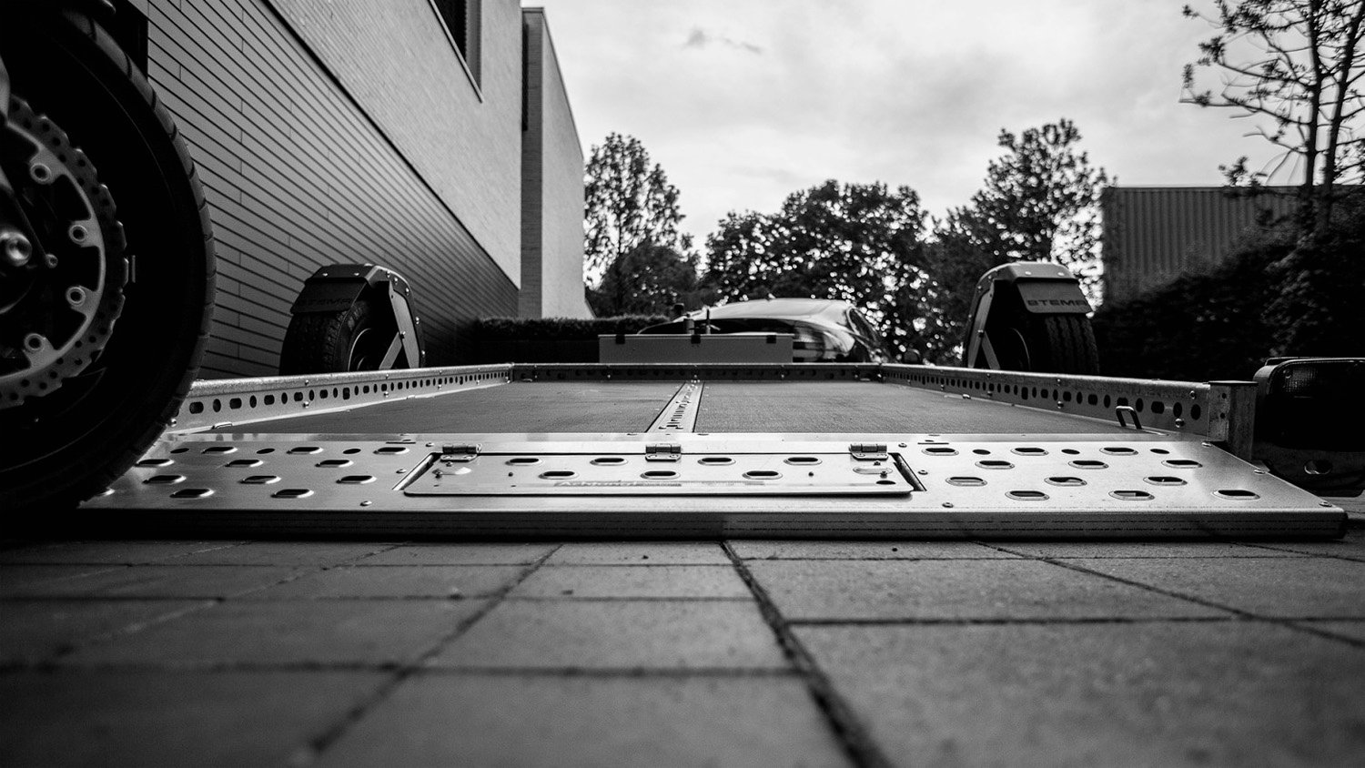 STEMA Absenkanhänger WOM 1500 STS O2 15-30-17.1 – Absenkanhänger m. E Pumpe 100km/h – Ladefläche 301 × 169 cm – 1500 kg – Einachser – Ansicht 4
