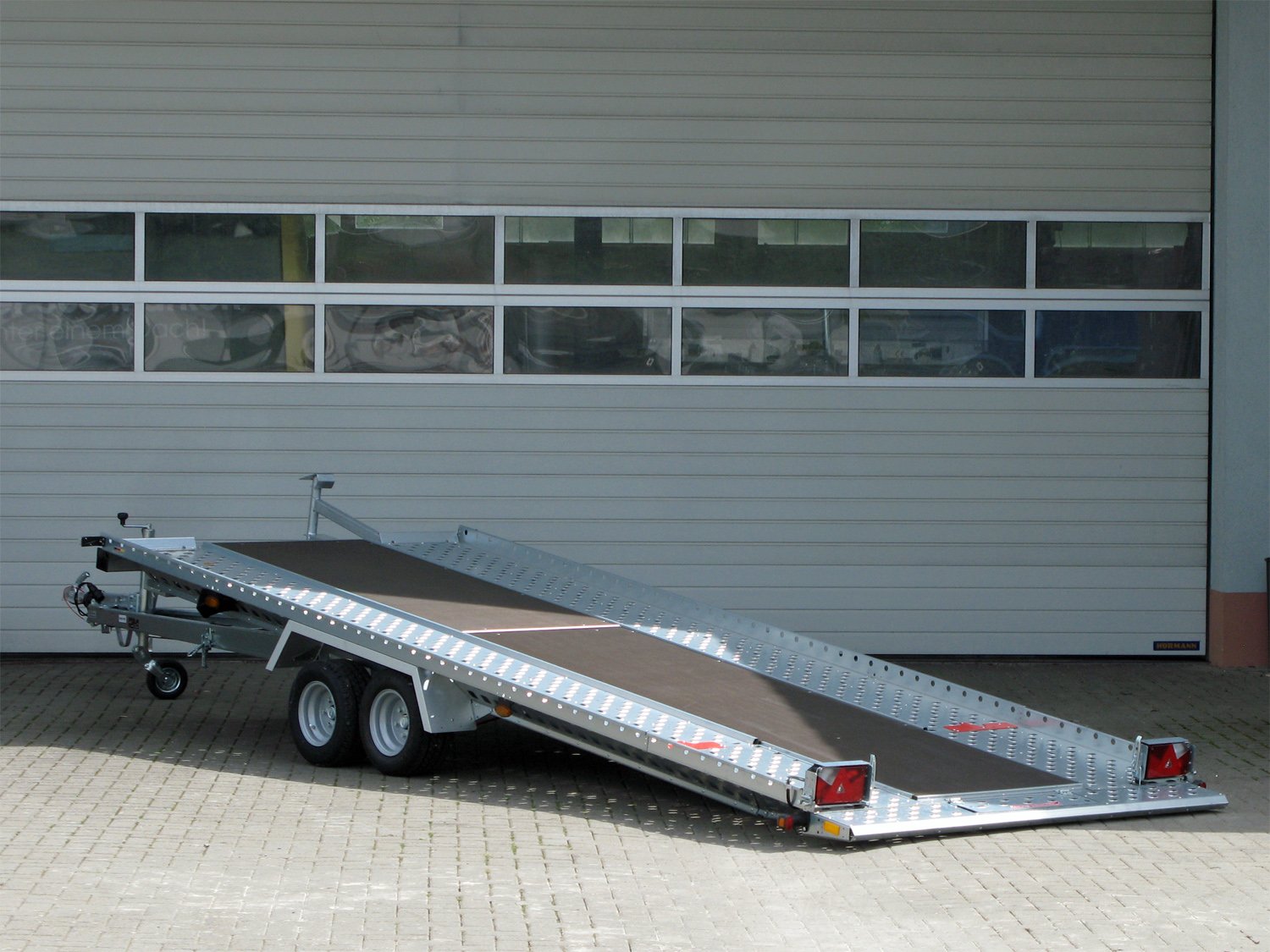 STEMA Autotransporter ATH 30-49-21.2 ATOUR Grande – Mittelboden Seilwindenbock 100km/h – Ladefläche 490 × 203 cm – 3000 kg – Tandemachser – Ansicht 1