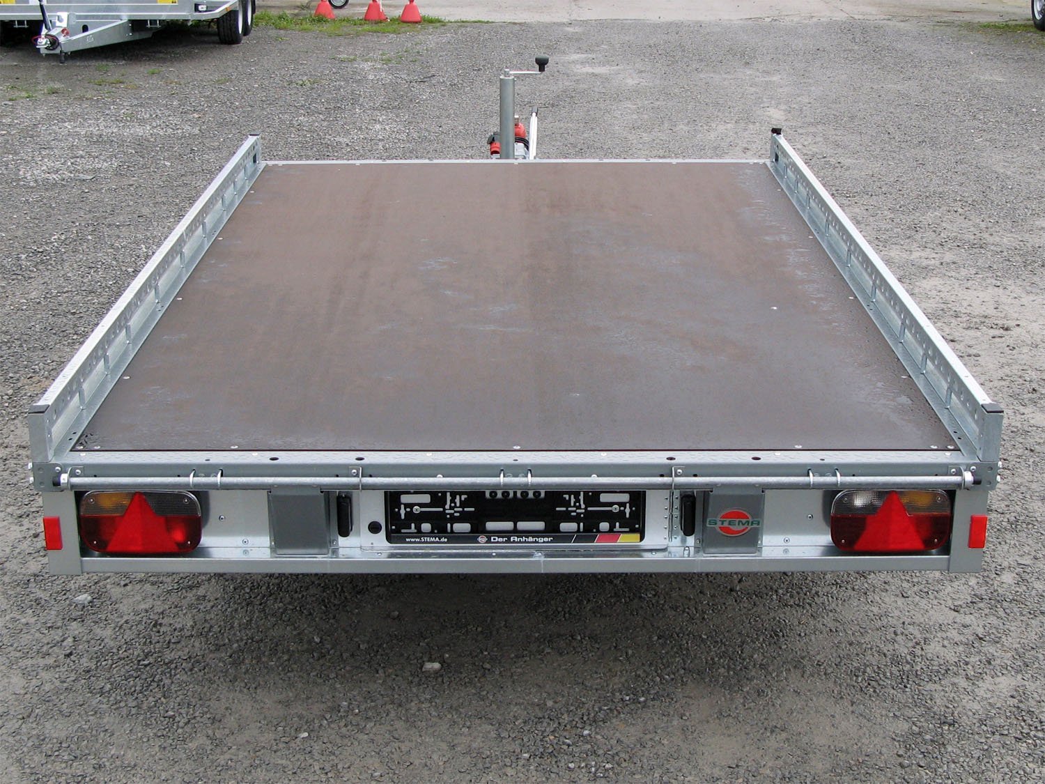 STEMA Autotransporter SHA O2 15-30-18.1 Carrier XL – Rampengröße: 260 x 26 - 100km/h – Ladefläche 301 × 183 cm – 1500 kg – Einachser – Ansicht 3