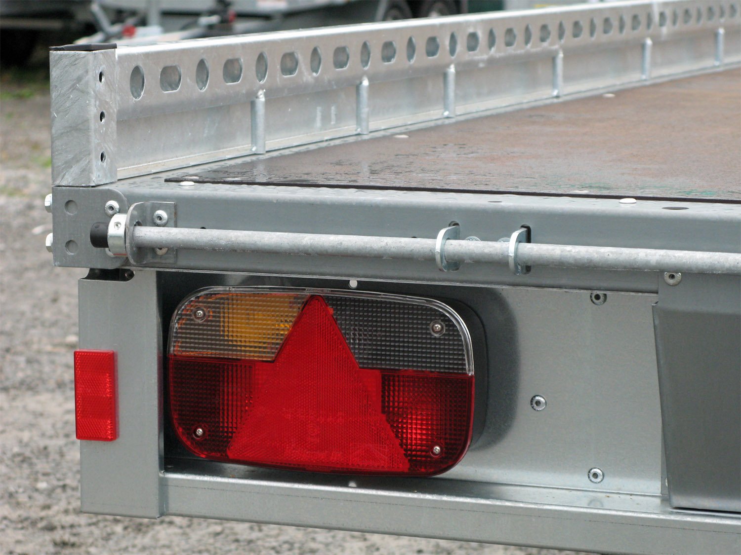 STEMA Autotransporter SHA O2 15-30-18.1 Carrier XL – Rampengröße: 260 x 26 - 100km/h – Ladefläche 301 × 183 cm – 1500 kg – Einachser – Ansicht 5