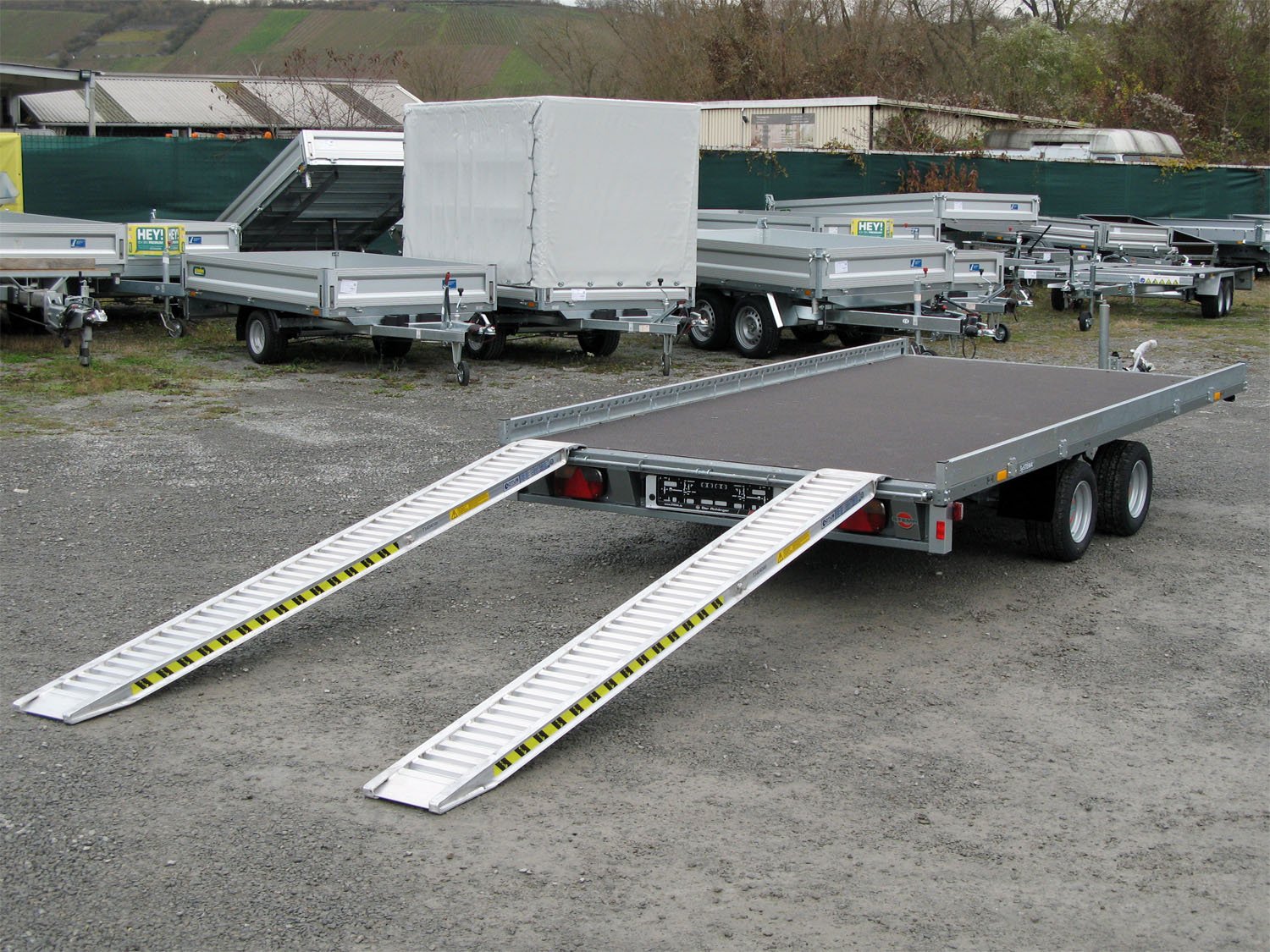 STEMA Autotransporter SHA O2 27-40-20.2 Carrier XL – Rampengröße: 260 x 26 - 100km/h – Ladefläche 401 × 203 cm – 2700 kg – Tandemachser – Ansicht 1